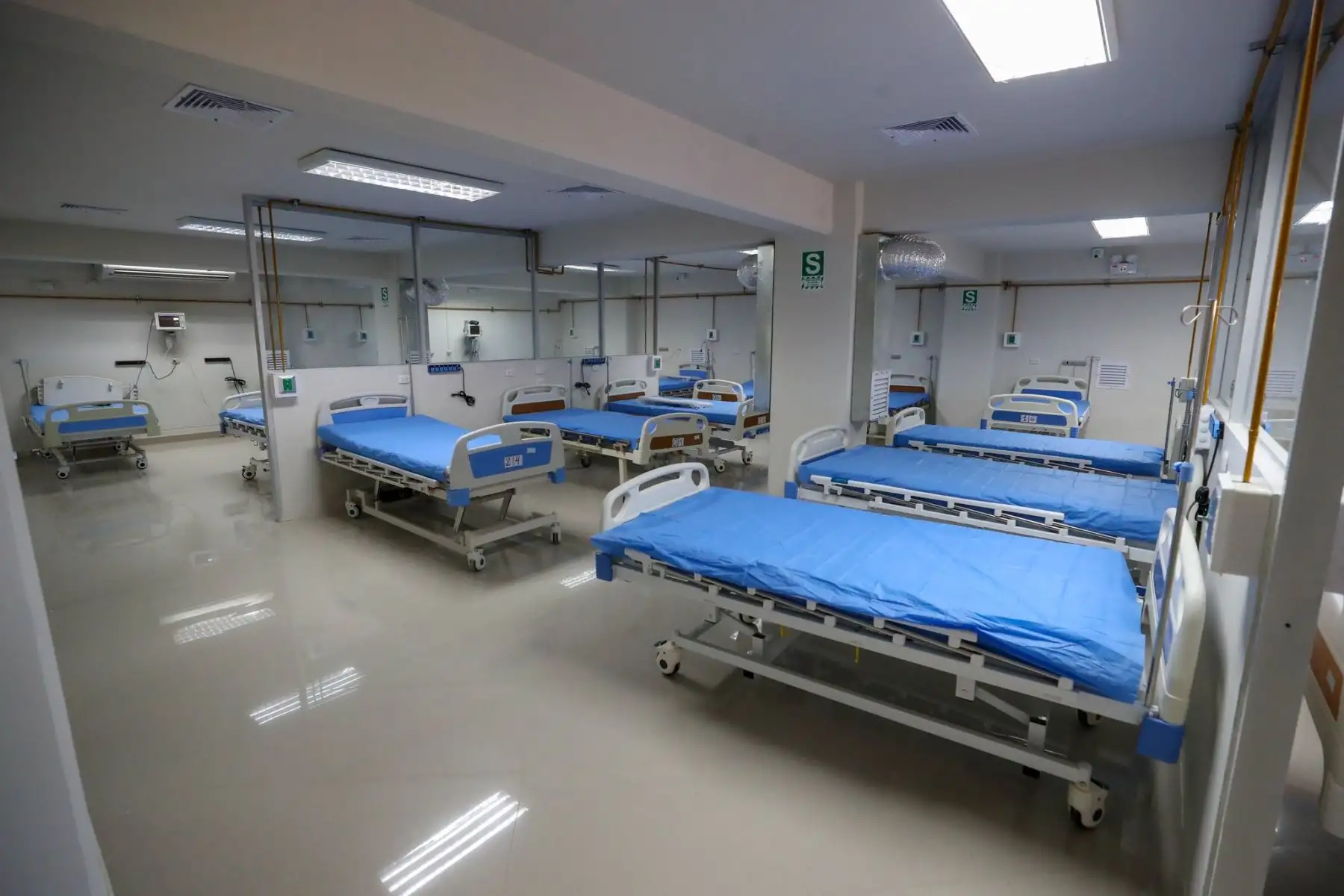 Para mejorar la atención en salud a los pacientes con civid-19, el premier Vicente Zeballos, junto al ministro de Vivienda, Rodolfo Yáñez, supervisaron el avance de las obras de ampliación y equipamiento del Hospital de Contingencia "Estadio Campeones del 36" en Sullana, el cual permitirá ampliar la capacidad hospitalaria. Foto: ANDINA/PCM