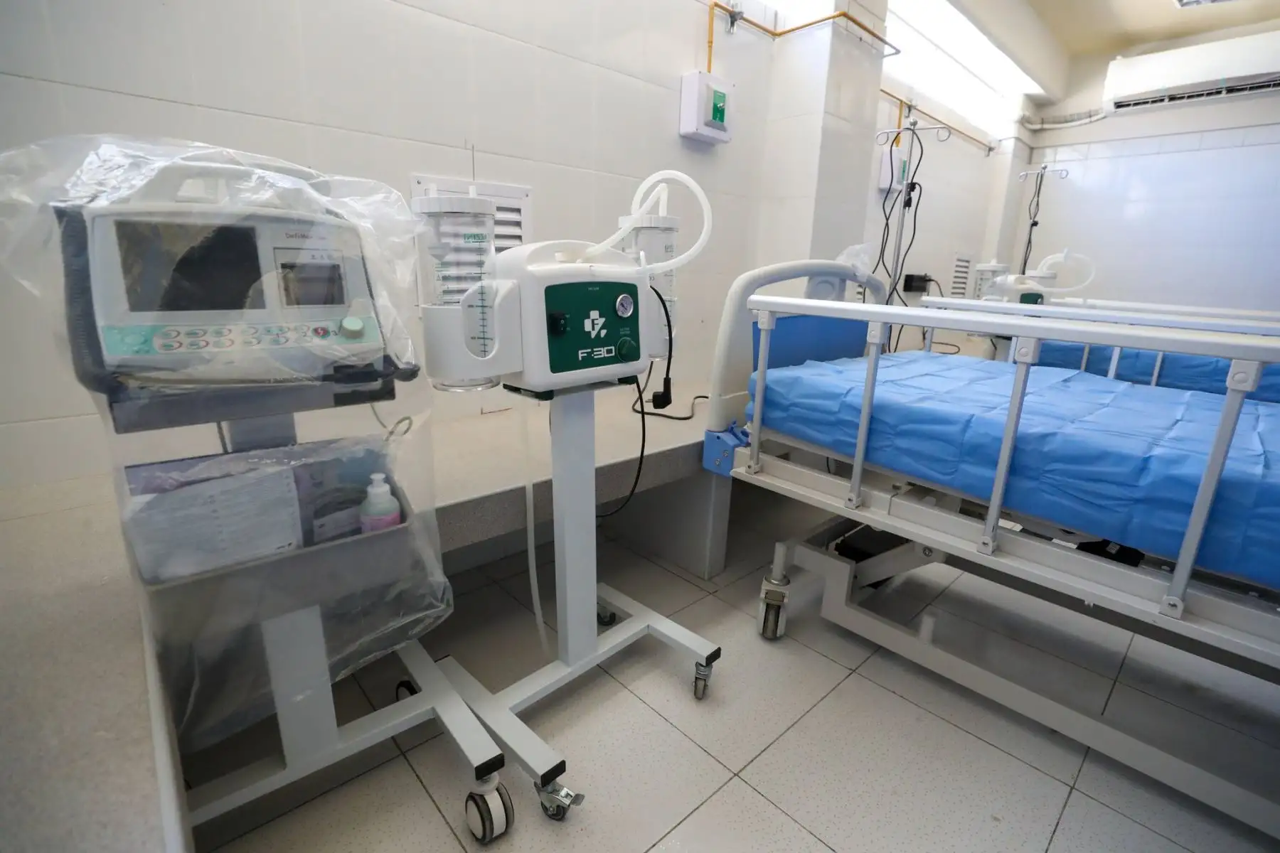 Para mejorar la atención en salud a los pacientes con civid-19, el premier Vicente Zeballos, junto al ministro de Vivienda, Rodolfo Yáñez, supervisaron el avance de las obras de ampliación y equipamiento del Hospital de Contingencia "Estadio Campeones del 36" en Sullana, el cual permitirá ampliar la capacidad hospitalaria. Foto: ANDINA/PCM