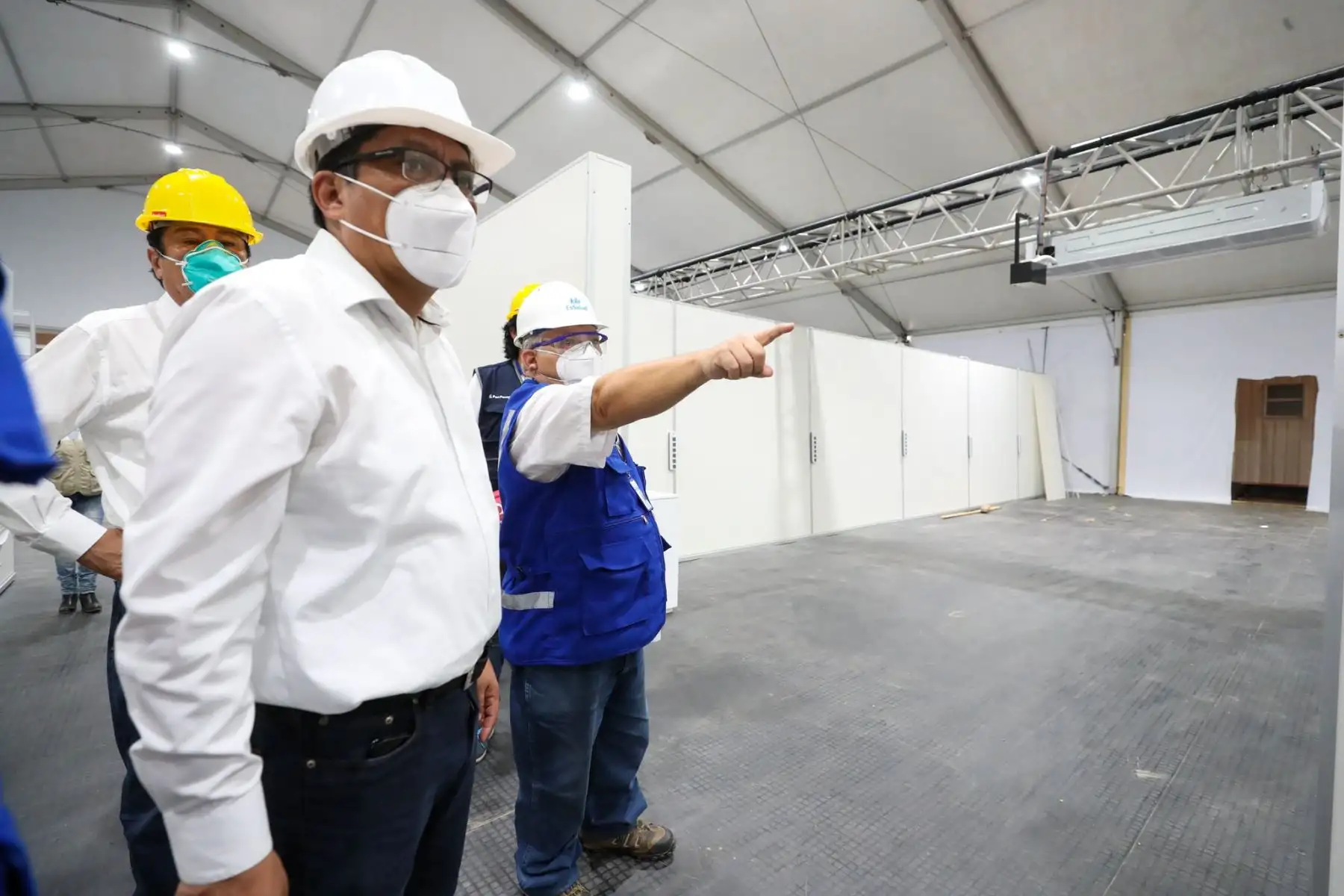 El titular de la PCM, Vicente Zeballos, acompañado del ministro de Vivienda, Rodolfo Yáñez y la viceministra de Salud Pública de EsSalud, inspeccionan los trabajos en el Hospital Cayetano Heredia, que ampliará su capacidad hospitalaria con 170 camas más para la población de Piura. Foto: ANDINA/PCM