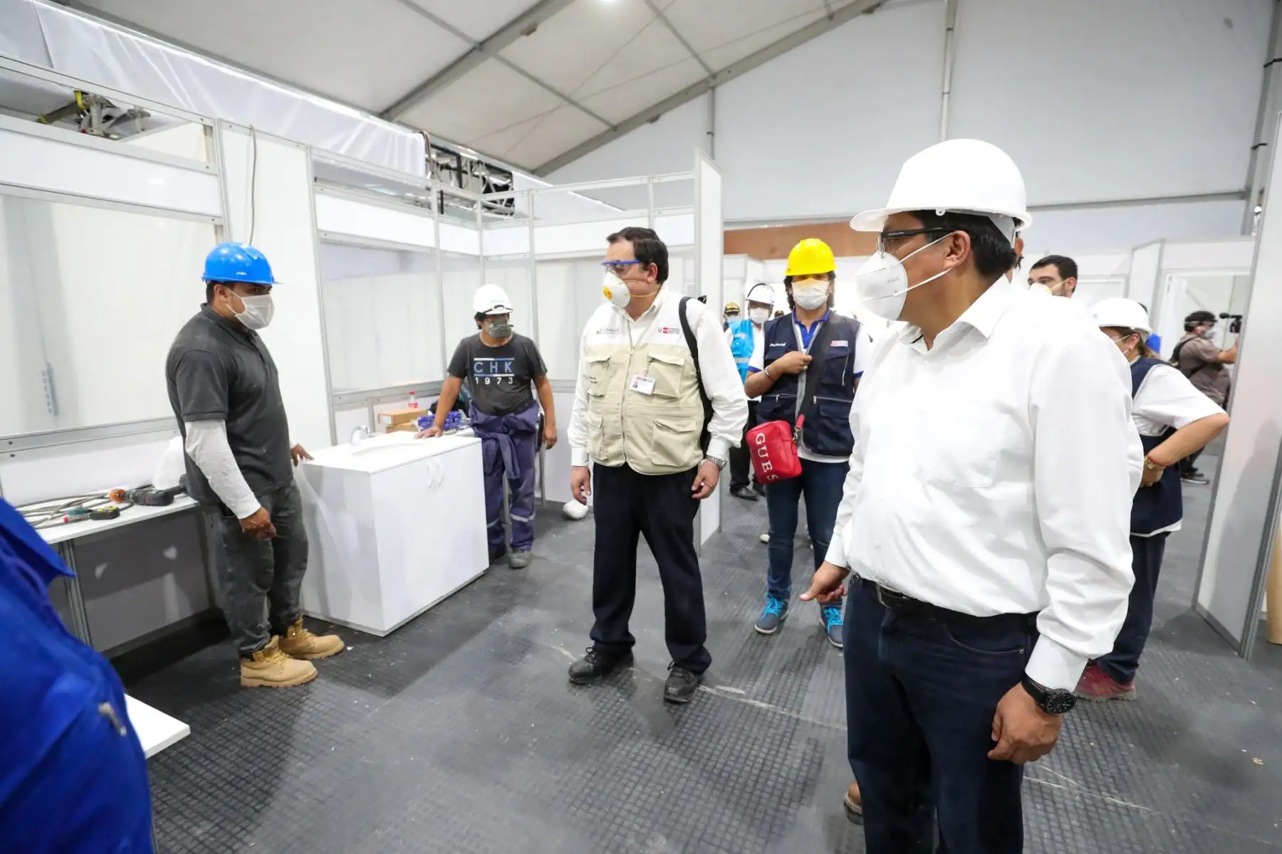 El titular de la PCM, Vicente Zeballos, acompañado del ministro de Vivienda, Rodolfo Yáñez y la viceministra de Salud Pública de EsSalud, inspeccionan los trabajos en el Hospital Cayetano Heredia, que ampliará su capacidad hospitalaria con 170 camas más para la población de Piura. Foto: ANDINA/PCM