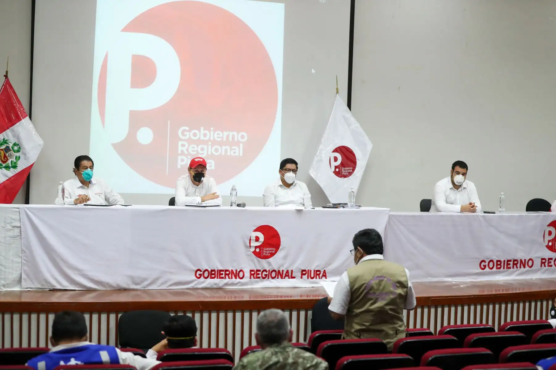 El titular de la PCM, Vicente Zeballos, acompañado del ministro de Vivienda, Rodolfo Yáñez y la viceministra de Salud Pública de EsSalud, inspeccionan los trabajos en el Hospital Cayetano Heredia, que ampliará su capacidad hospitalaria con 170 camas más para la población de Piura. Foto: ANDINA/PCM
