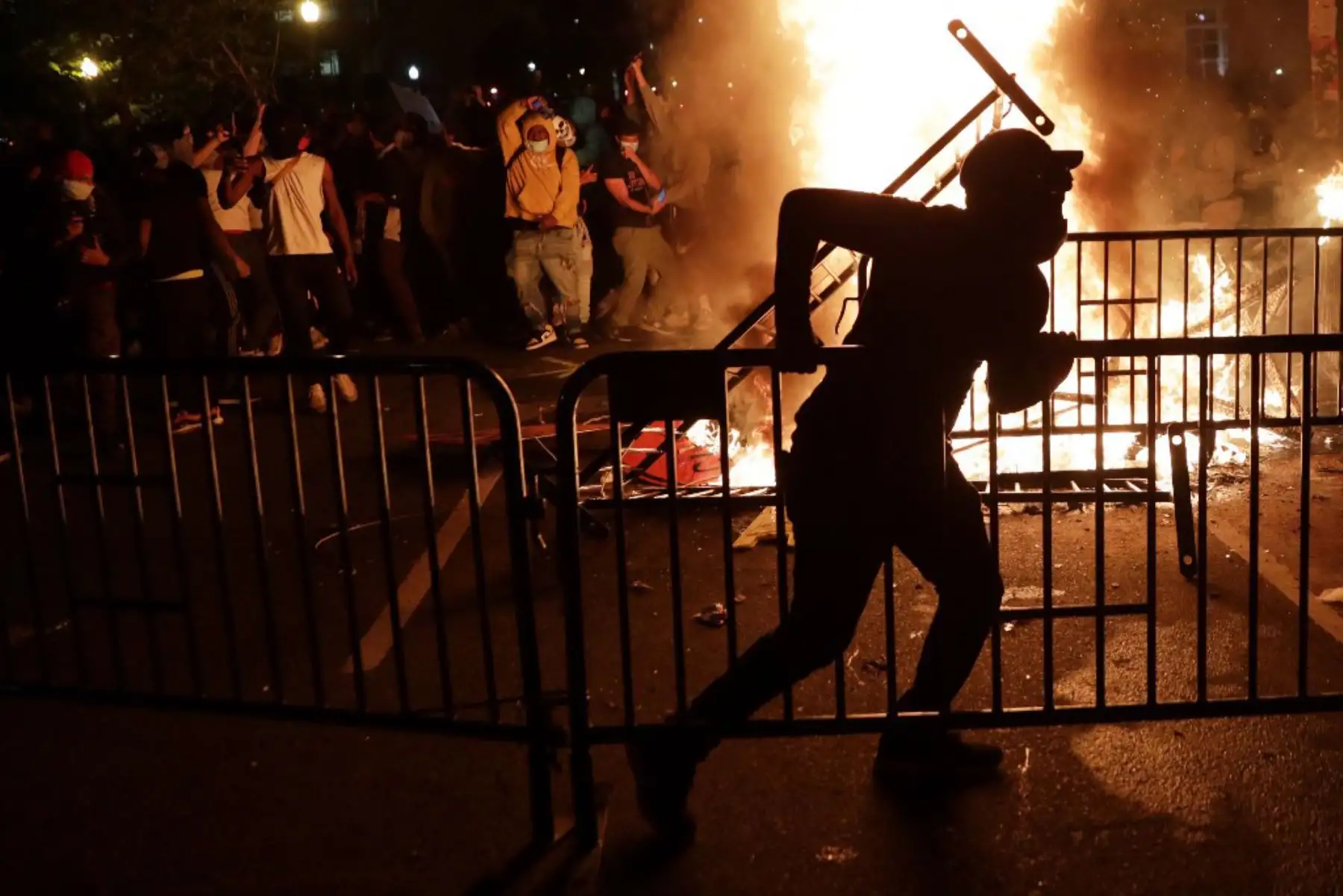 Manifestantes protestan cerca de la Casa Blanca en respuesta al asesinato de George Floyd en Washington. Foto: AFP