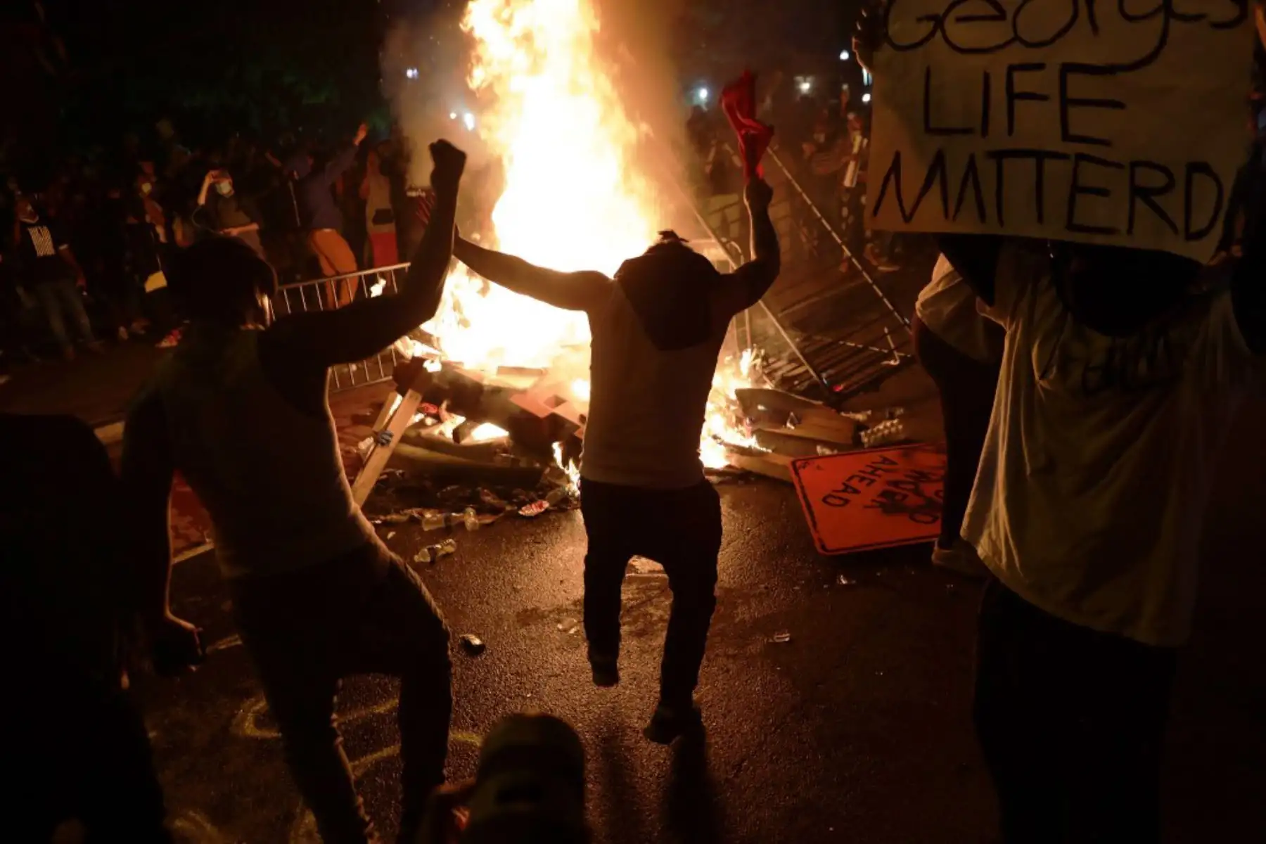Manifestantes protestan cerca de la Casa Blanca en respuesta al asesinato de George Floyd en Washington. Foto: AFP