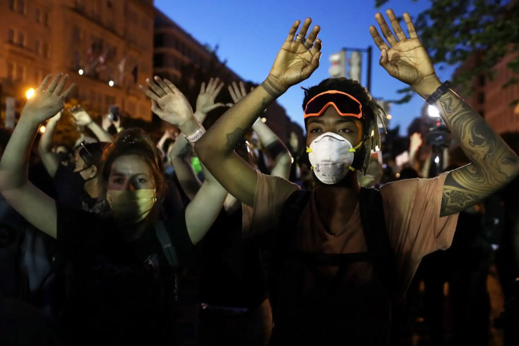 Manifestantes protestan cerca de la Casa Blanca en respuesta al asesinato de George Floyd en Washington. Foto: AFP