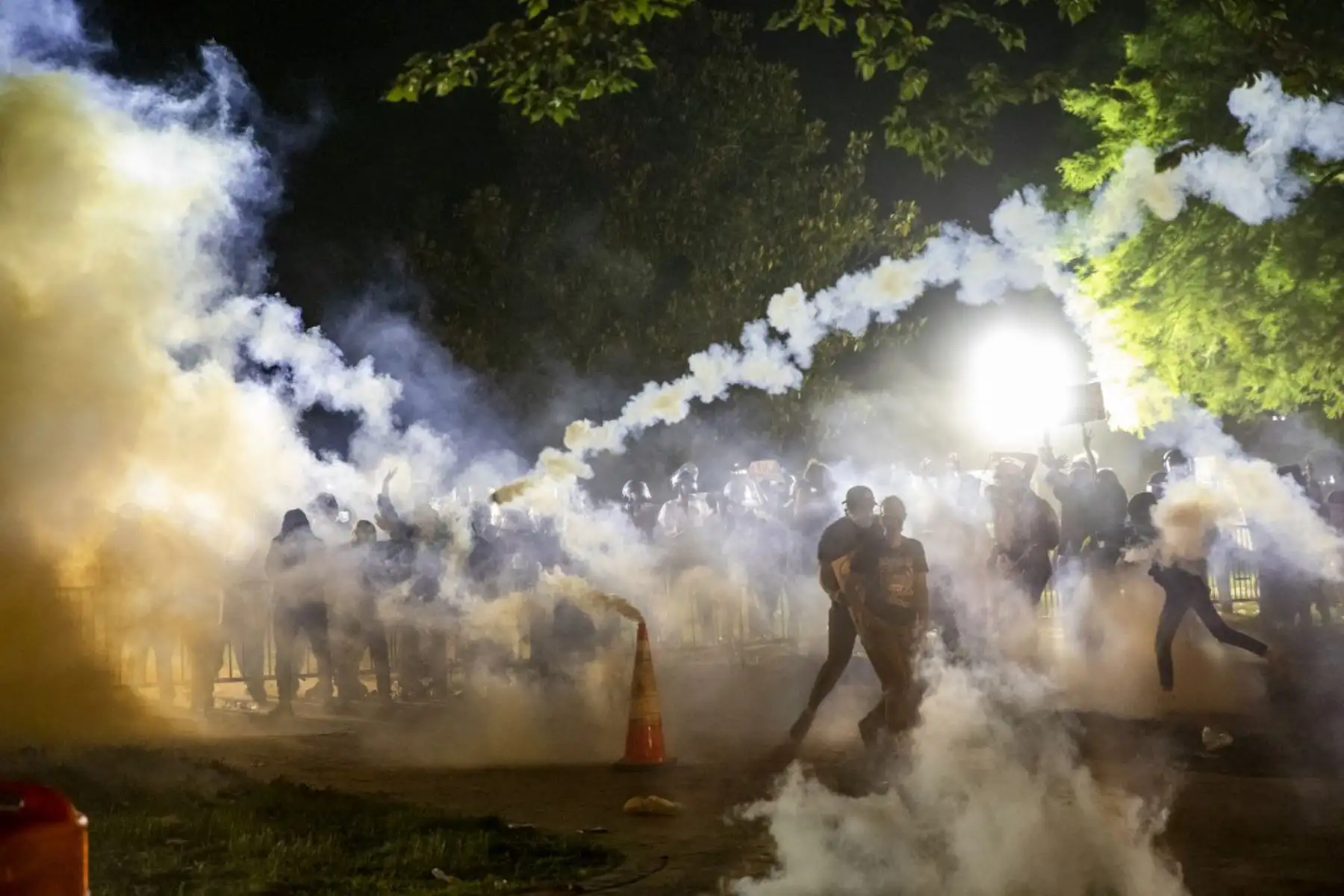 El gas lacrimógeno se eleva cuando los manifestantes se enfrentan con la policía durante una manifestación frente a la Casa Blanca sobre la muerte de George Floyd a manos de la Policía de Minneapolis en Washington, DC. Foto: AFP