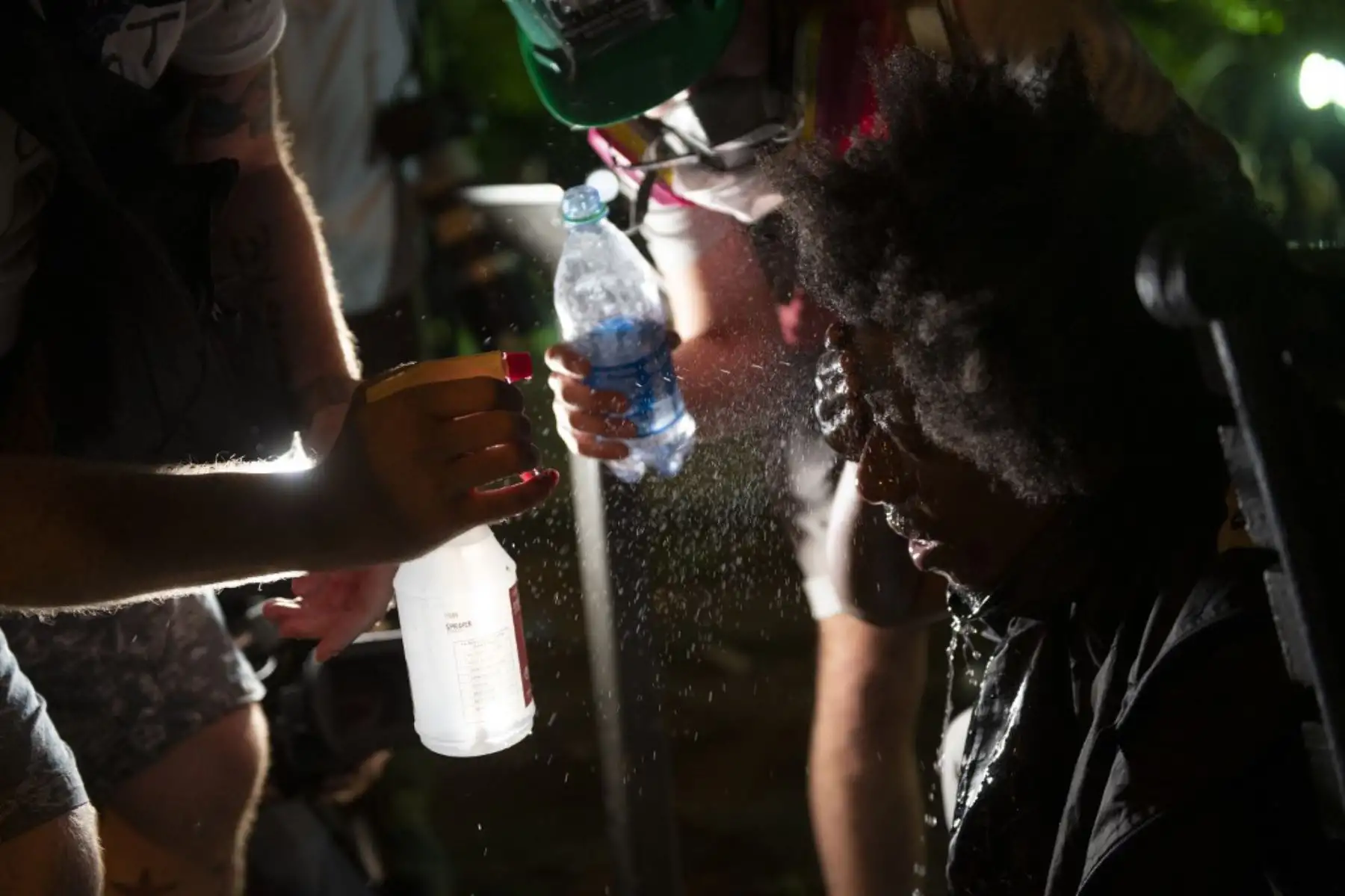 Los manifestantes se rociaron agua en los ojos después de que la policía disparó gases lacrimógenos durante una protesta contra la muerte de George Floyd cerca de la Casa Blanca en Washington, DC. Foto: AFP