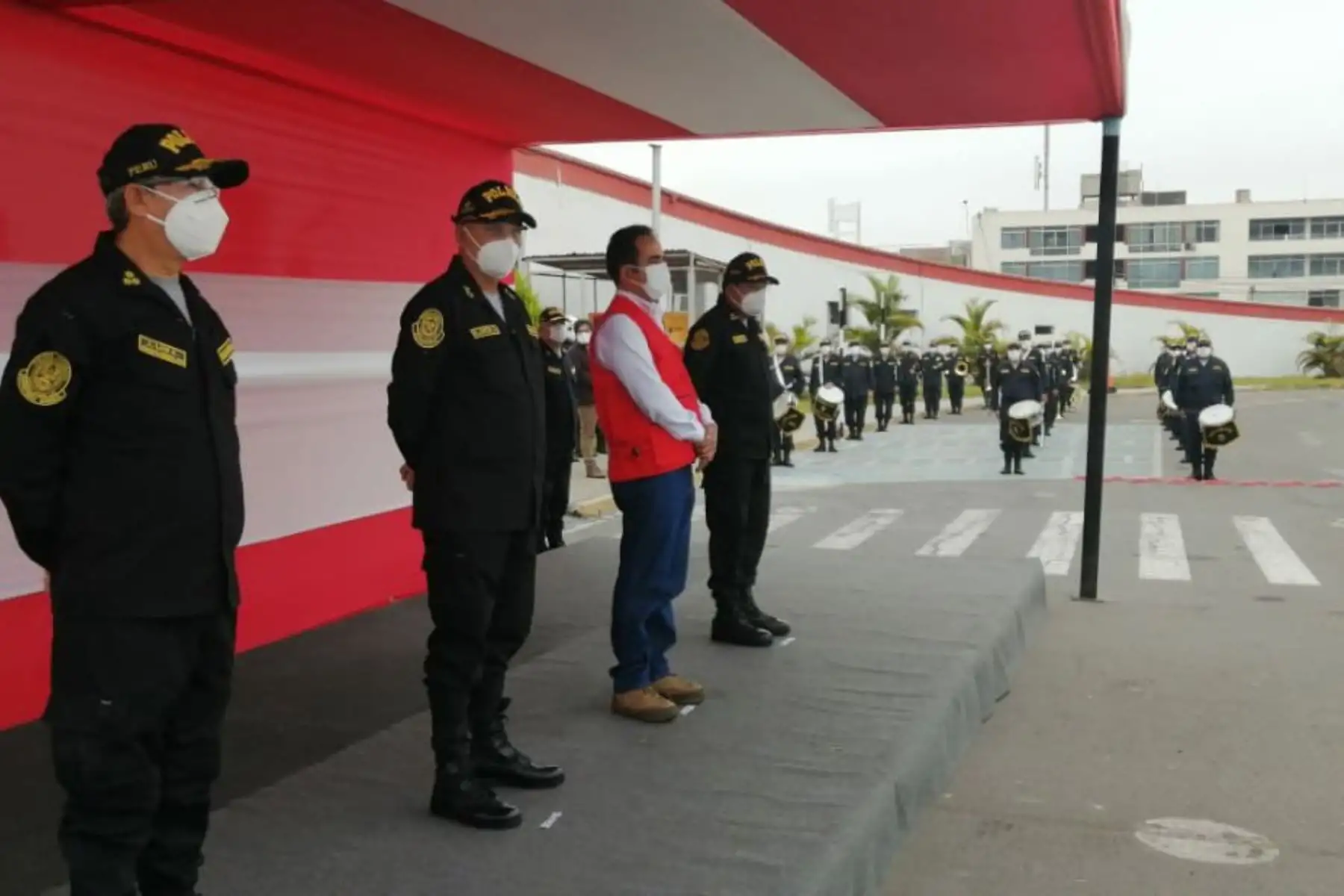 Ministro del Interior, Gastón Rodríguez, encabeza ceremonia de reconocimiento a 150 efectivos de la 
Policía Nacional, que vencieron al covid-19 y se reincorporan al servicio. Foto: ANDINA/@MininterPeru