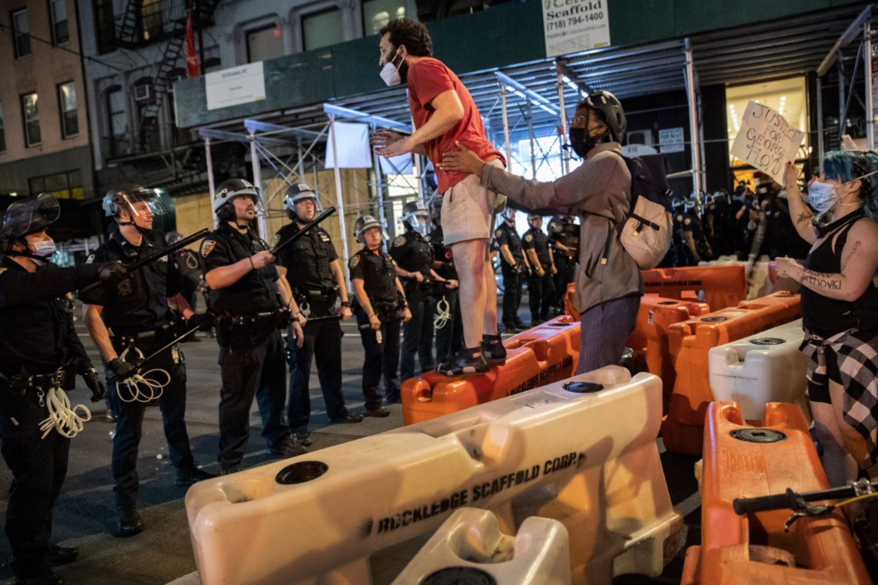 Protestas por la muerte del afroamericano George Floyd que tuvieron lugar en varios puntos de la ciudad de Nueva York, que arrancaron al mediodía con carácter pacífico pero que se tornaron violentas con el paso de las horas. Foto: AFP