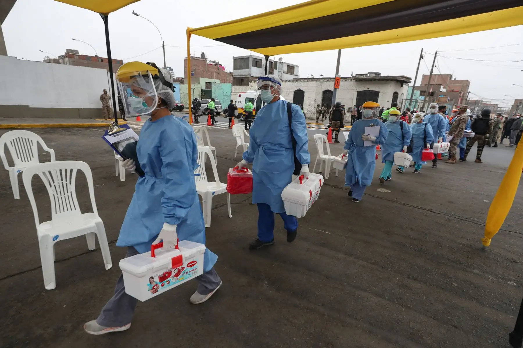 Ministros de Defensa y salud supervisan inicio de operación piloto Tayta de Te Cuido Perú para brindar atención a  población vulnerable frente a covid-19. Foto: Mindef
