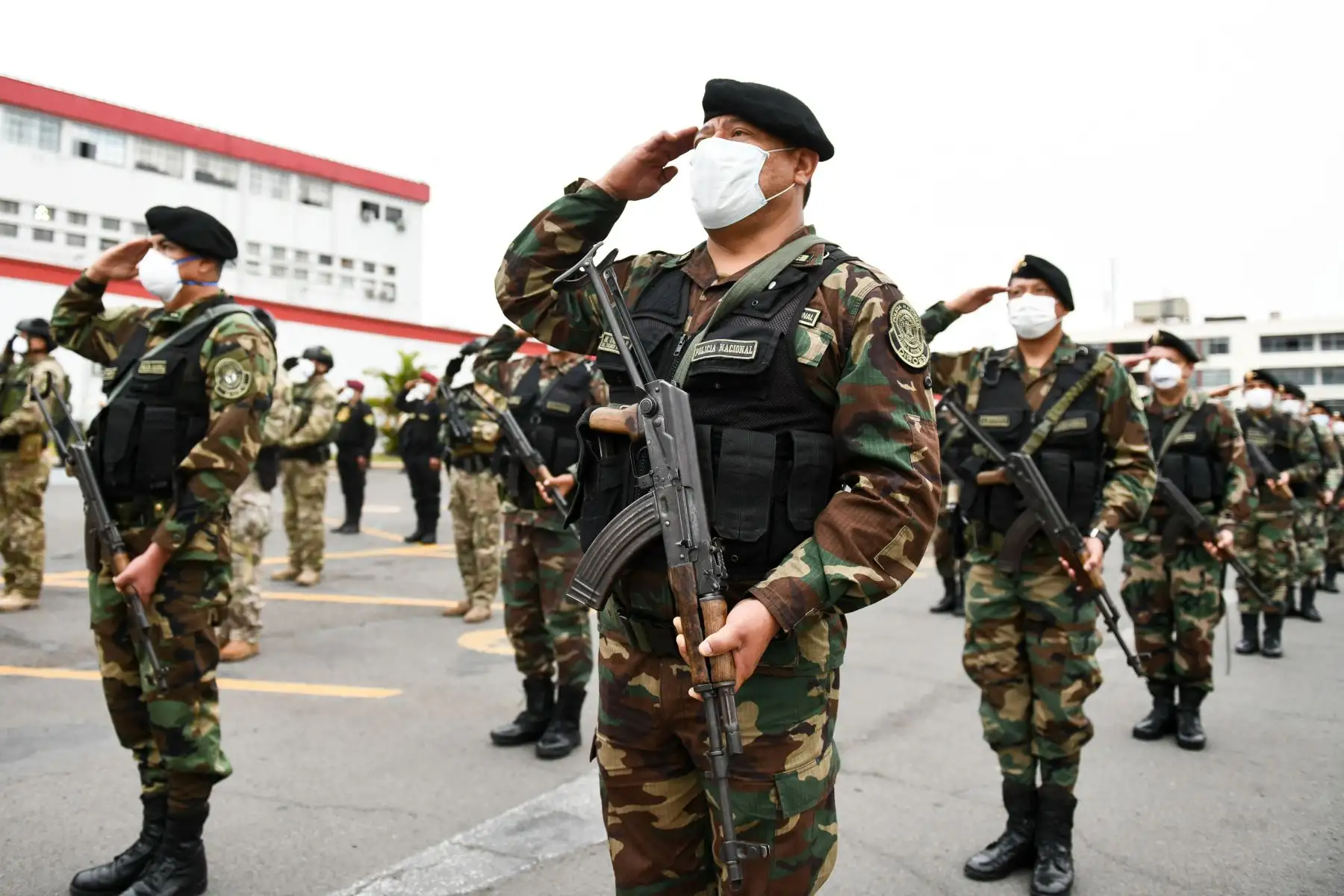 Agentes de Policía Nacional, se recuperaron luego de atención recibida en hospitales PNP Luis N. Sáenz, Augusto B. Leguía, la Clínica Geriátrica San José y otros centros autorizados. A la fecha, 5 721 efectivos se reincorporaron tras vencer al COVID-19. Foto:ANDINA/@MininterPeru.