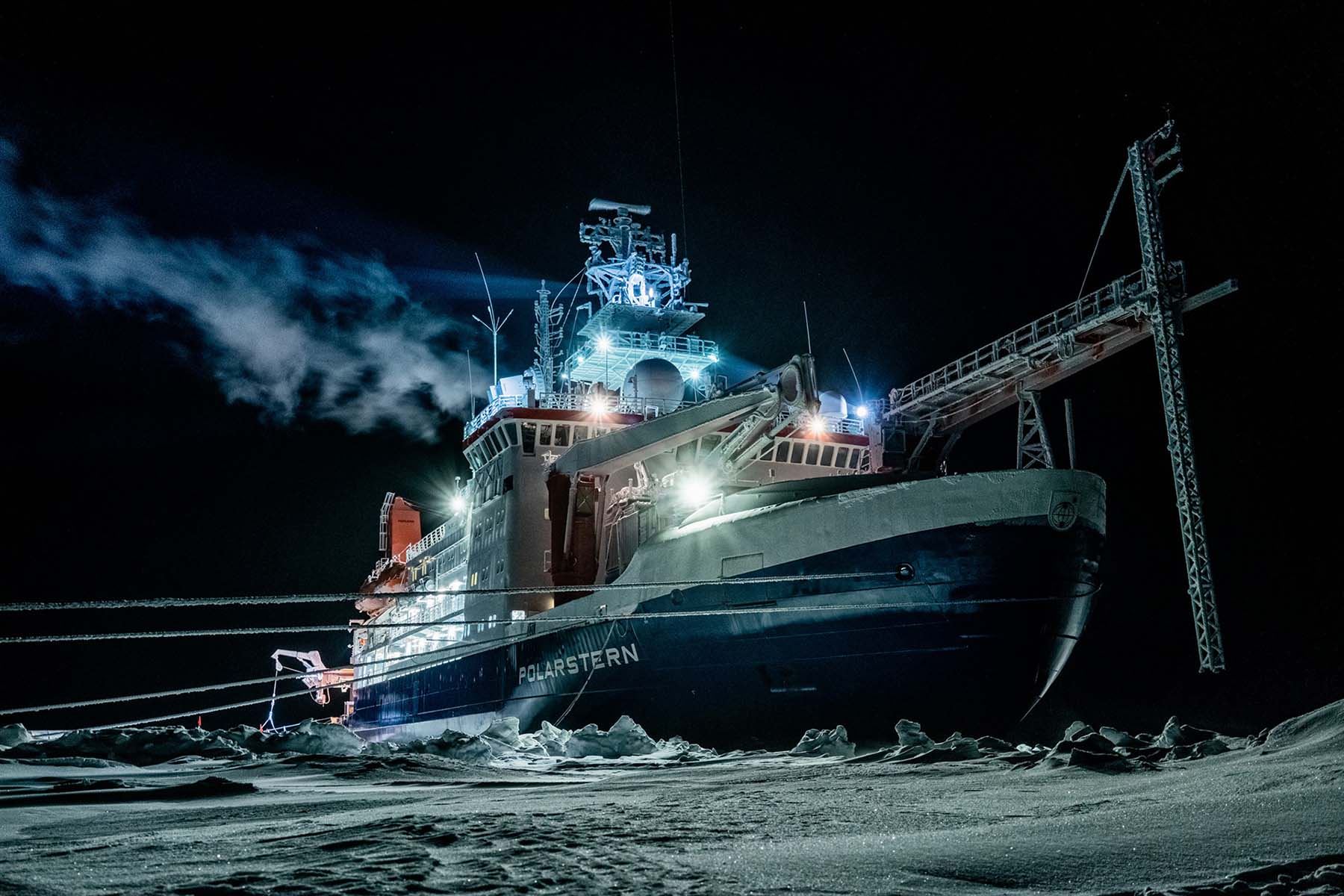 Durante 390 días, unos 600 expertos y científicos se relevan en el barco que se ha dejado llevar por la deriva polar, esa corriente oceánica que va de este a oeste en el Océano Ártico. Foto: AFP
