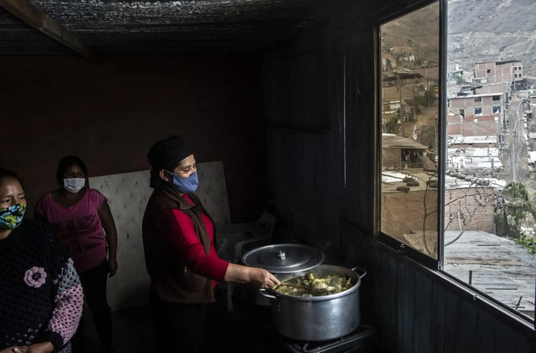 Los voluntarios cocinan en un comedor de beneficencia de la sección de Pamplona Alta, en las afueras del sur de Lima, durante la nueva pandemia de coronavirus. Foto: AFP