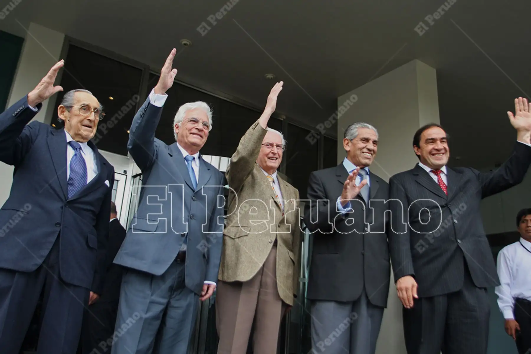Lima - 8 junio 2011 / Javier Alva Orlandini junto a Sandro Mariátegui Chiappe, Javier Diaz Orihuela y Yonhy Lescano de la comisión política de Acción Popular el día que saludaron al presidente electo Ollanta Humala. Foto: Diario El Peruano / Gustavo Sánchez