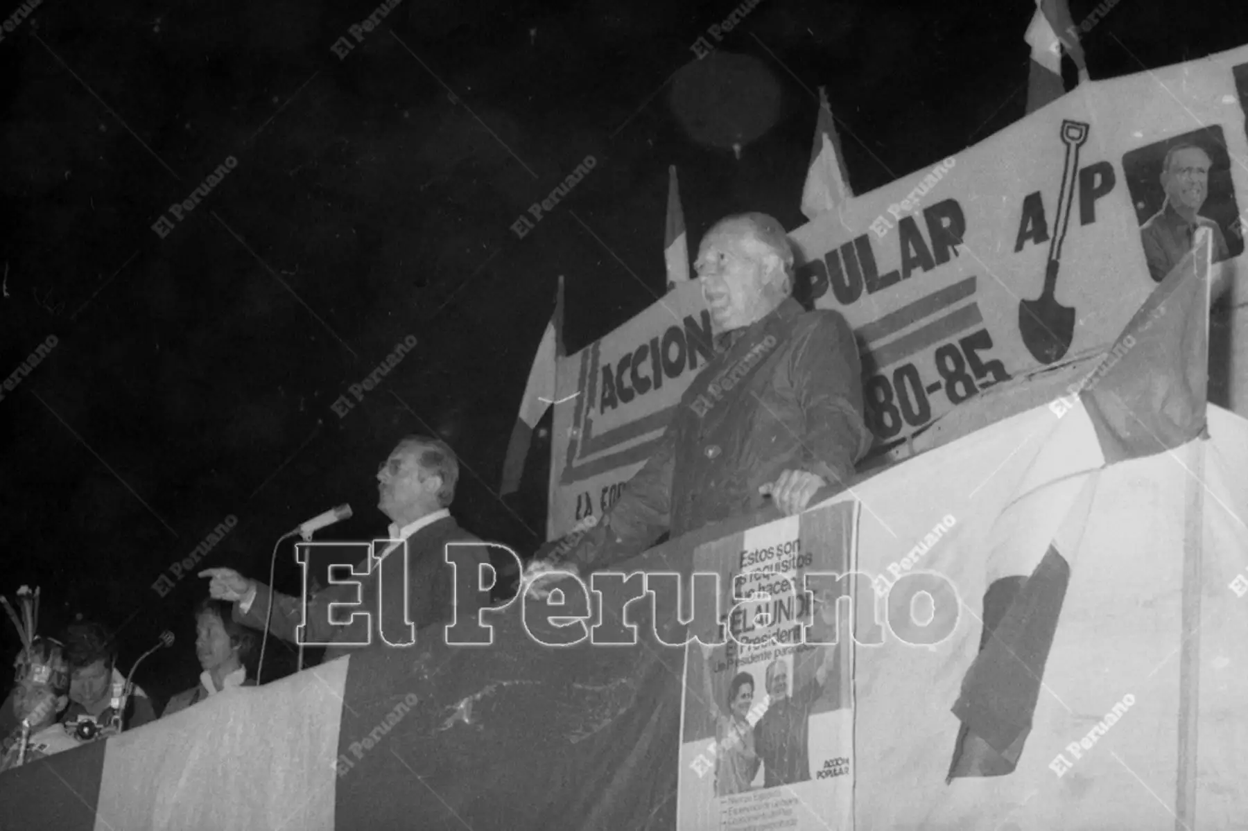 Lima - 7 mayo 1980 / Javier Alva Orlandini  pronuncia un discurso en el mitin del líder y candidato presidencial de Acción Popular, Fernando Belaúnde Terry, en Villa María del Triunfo. 
Foto: Archivo Histórico de El Peruano / Orlando Adrianzén