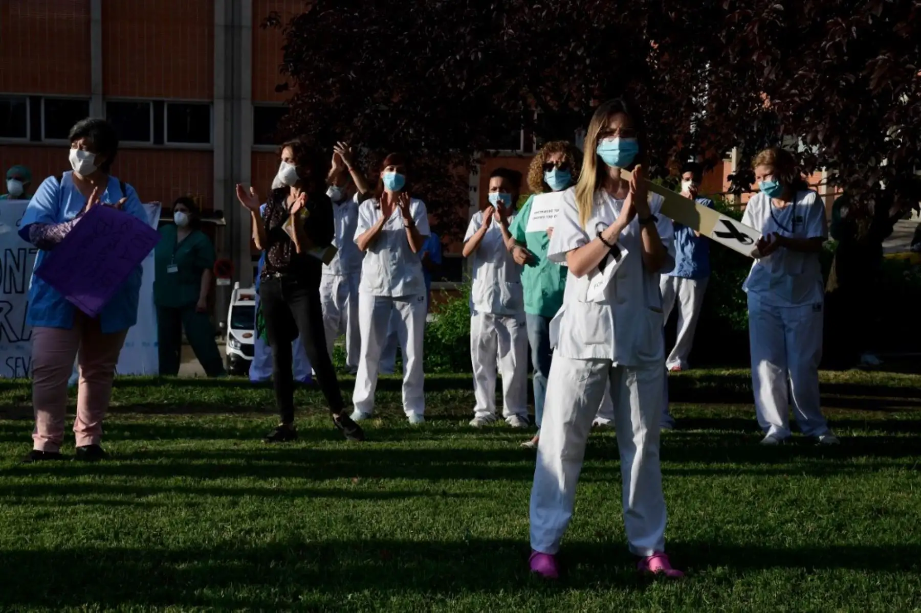 Los trabajadores de la salud aplauden durante una protesta que pide un sistema de salud reforzado fuera del hospital Severo Ochoa en Leganés, en las afueras de Madrid. Foto: AFP