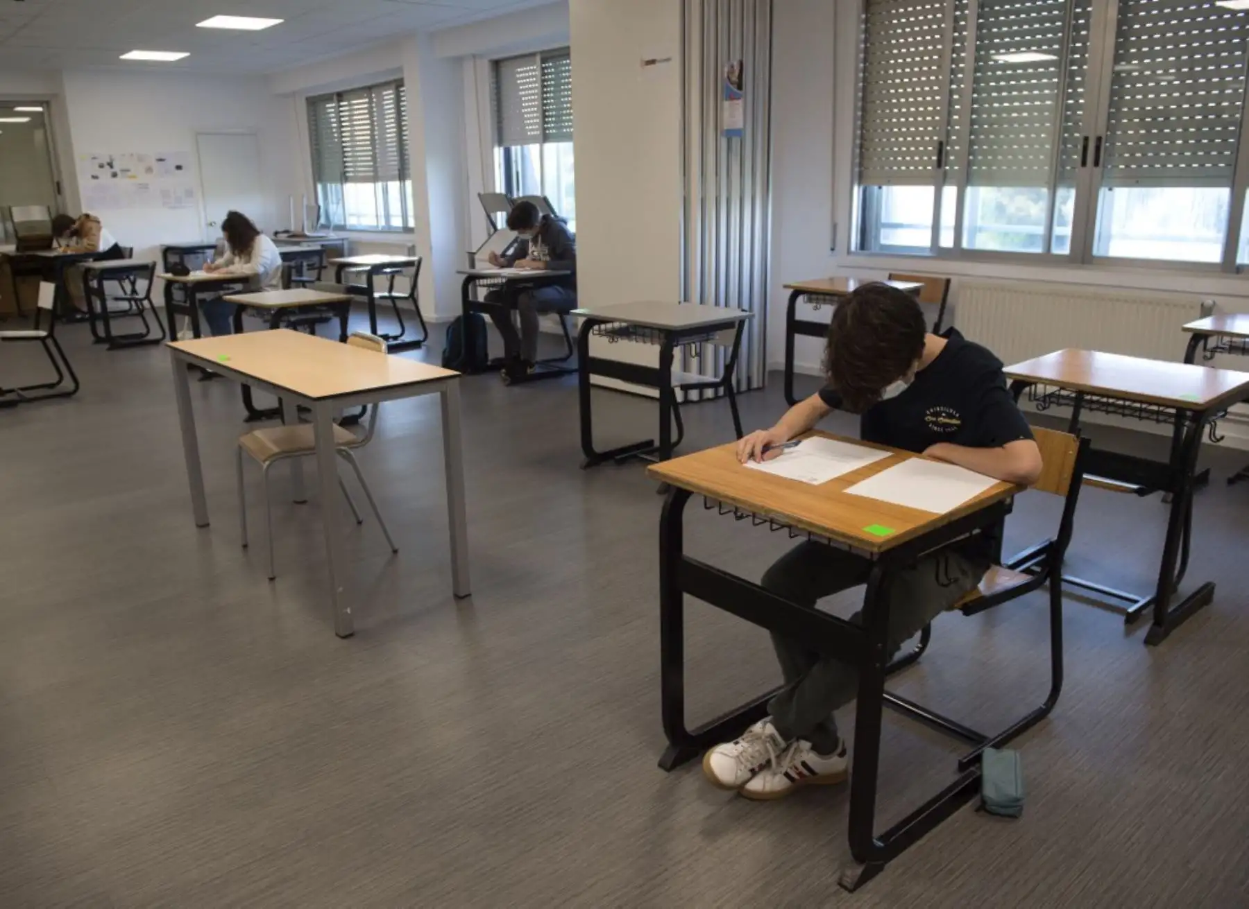Los estudiantes de la escuela Axular Lizeoa en San Sebastián asisten a una clase después de la reapertura de las escuelas en el País Vasco. Foto: AFP