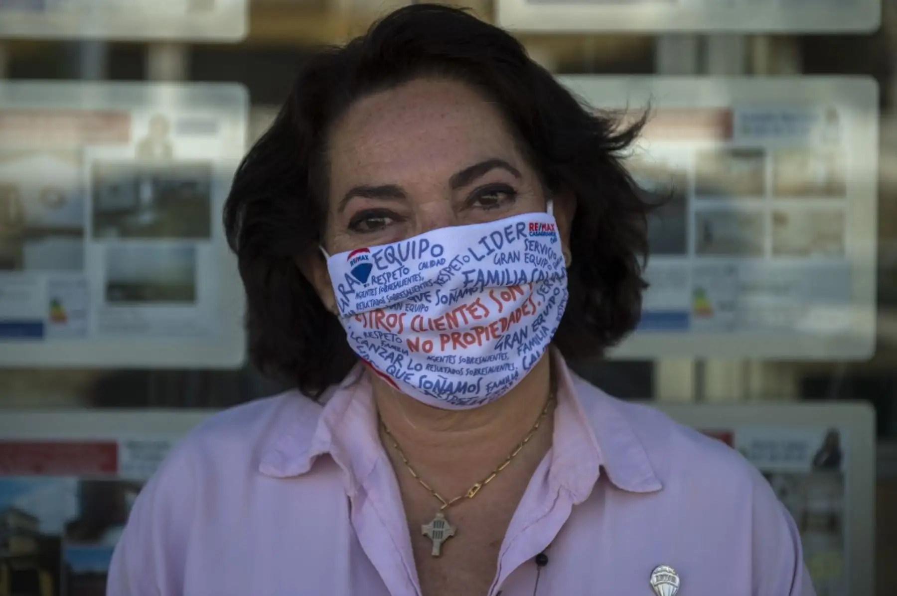 La agente inmobiliaria Virginia Herrero posa con una máscara en la agencia inmobiliaria Remax / Casagrande en Sevilla. Foto: AFP