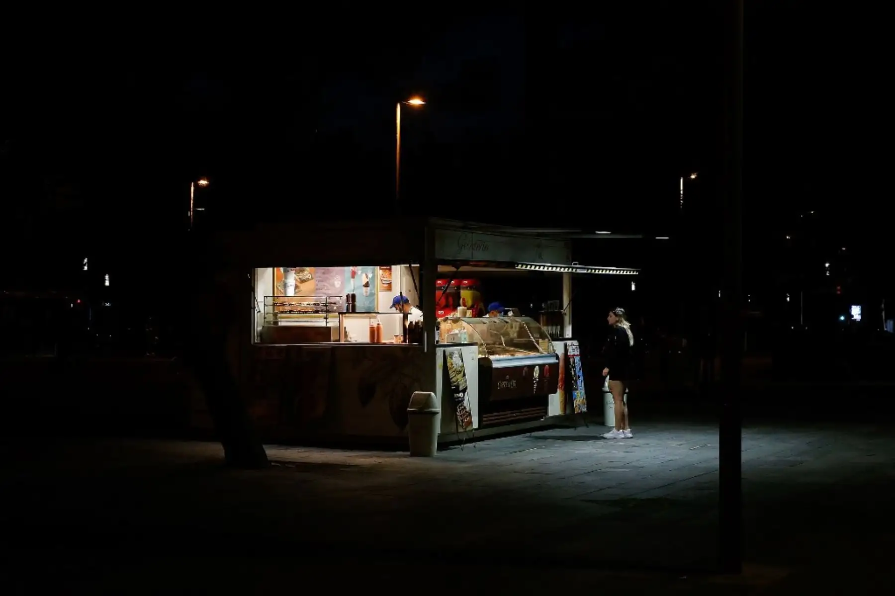 Una mujer compra helado en un puesto en la playa de la Barceloneta en Barcelona. Foto: AFP