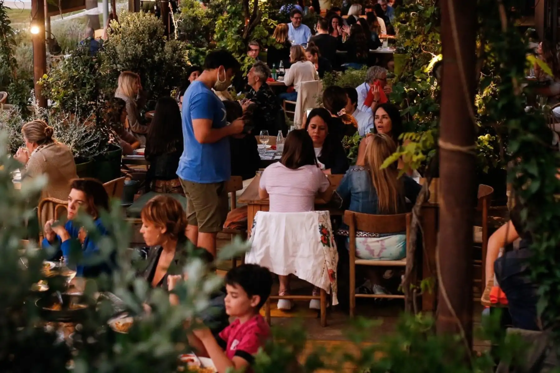 La gente cena en un restaurante cerca de la playa de la Barceloneta en Barcelona. Foto: AFP