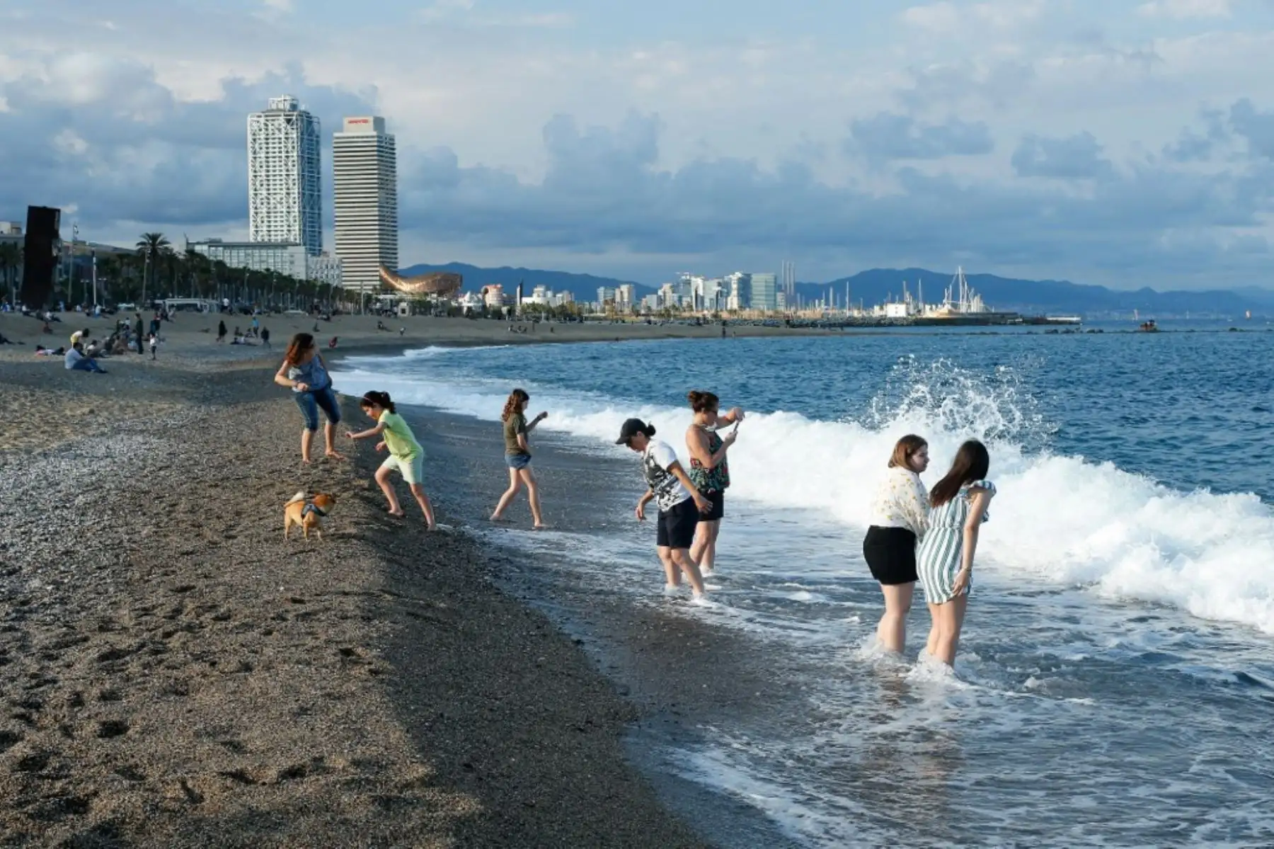 La gente disfruta de un día en la playa de la Barceloneta en Barcelona. Foto: AFP