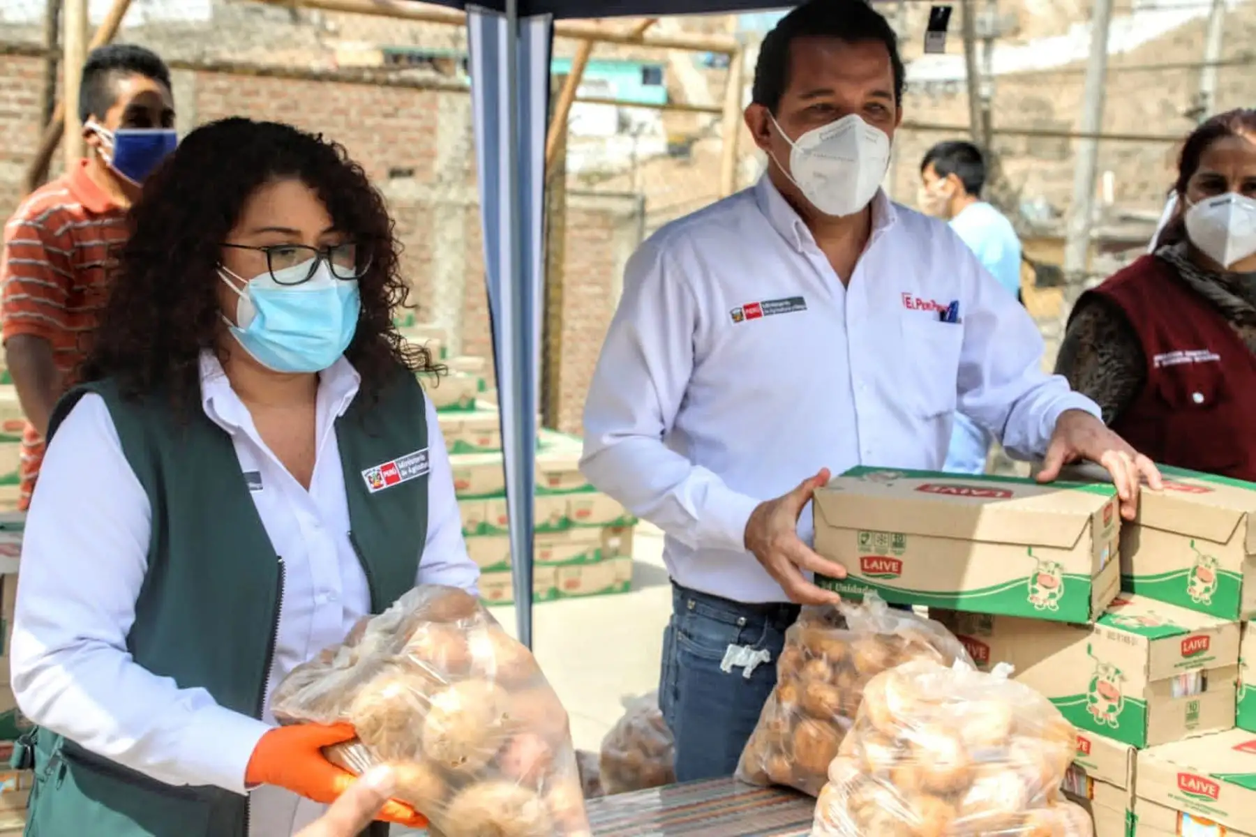 En el marco del Día Mundial de la Leche, el ministerio de Agricultura llega a San Juan de Lurigancho para entregar más de mil litros de leche a vecinos del sector Santa Cruz, con el objetivo de incentivar su consumo y mejorar la alimentación de los peruanos. 
Foto: Minagri