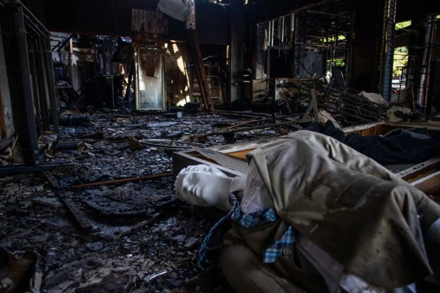 Se ve un maniquí en el piso de un edificio comercial quemado en el centro de Long Beach, California, después de una noche de protestas y saqueos en las principales ciudades de Estados Unidos.
Foto: AFP