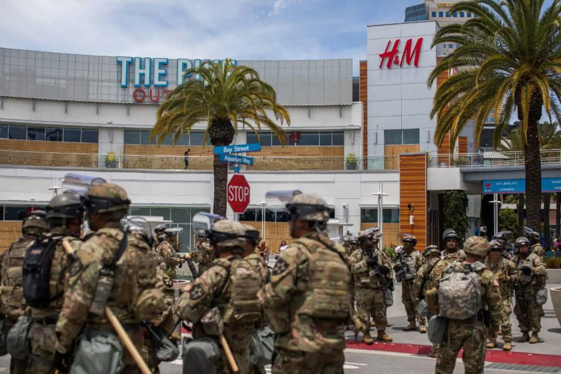 Los guardias nacionales de EE. UU. son vistos frente a un centro comercial en el centro de Long Beach, California, después de una noche de protestas y saqueos en las principales ciudades de Estados Unidos.
Foto: AFP