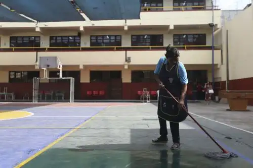 Los colegios privados que cobren a los padres de familia por servicio educativo a distancia que no ofrecieron pagarán multas. Foto: ANDINA/Difusión