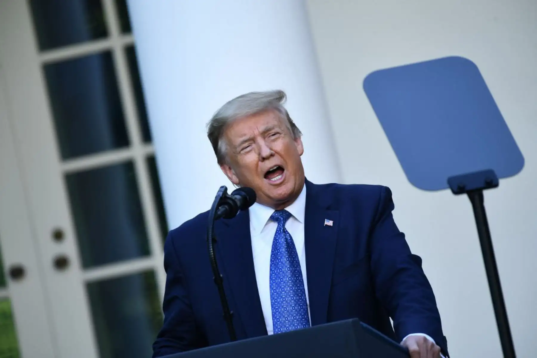 El presidente de los Estados Unidos, Donald Trump, hace declaraciones frente a los medios de comunicación en el Jardín de las Rosas de la Casa Blanca en Washington, DC.
Foto: AFP