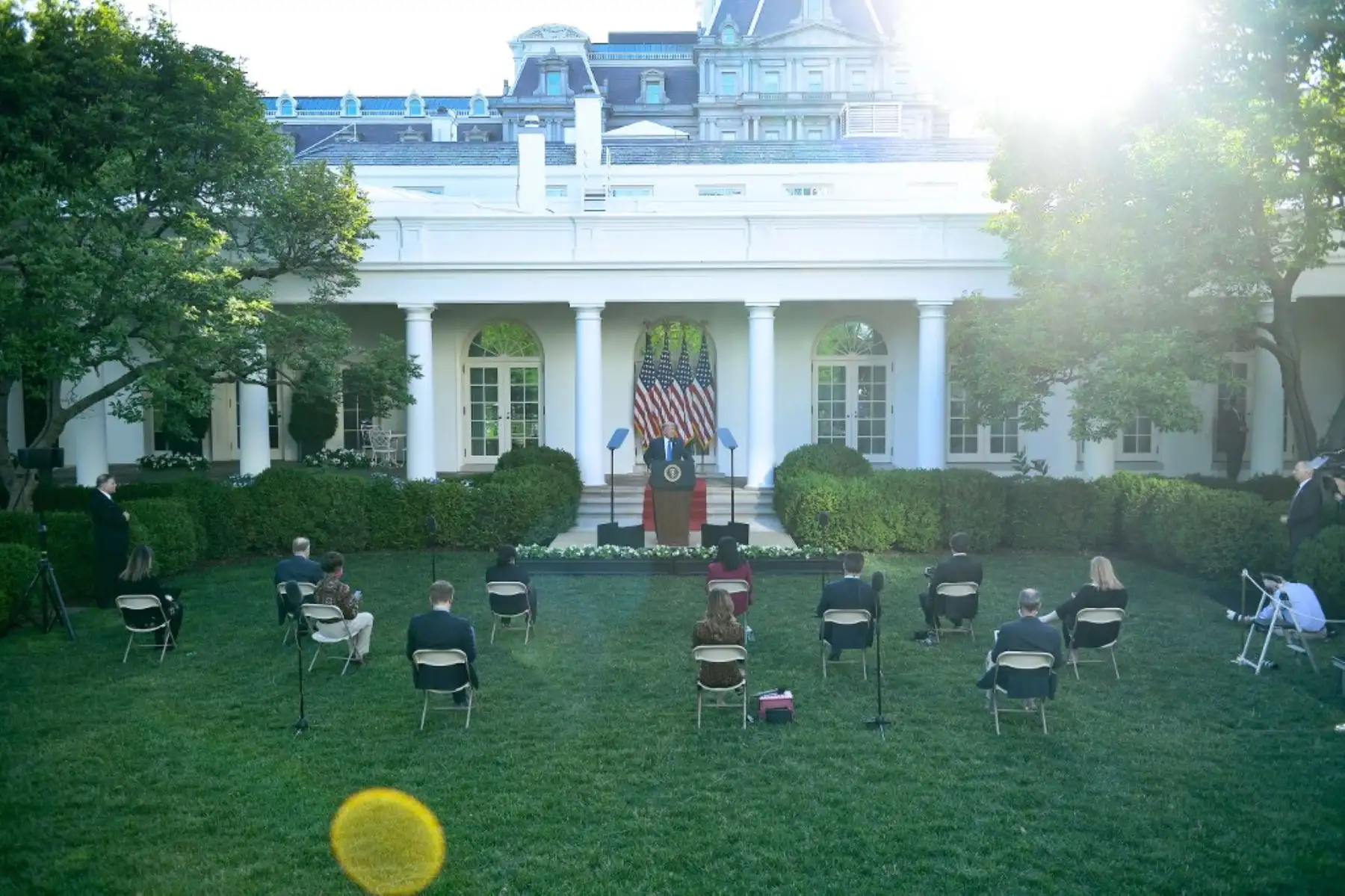 El presidente de los Estados Unidos, Donald Trump, hace declaraciones frente a los medios de comunicación en el Jardín de las Rosas de la Casa Blanca en Washington, DC.
Foto: AFP