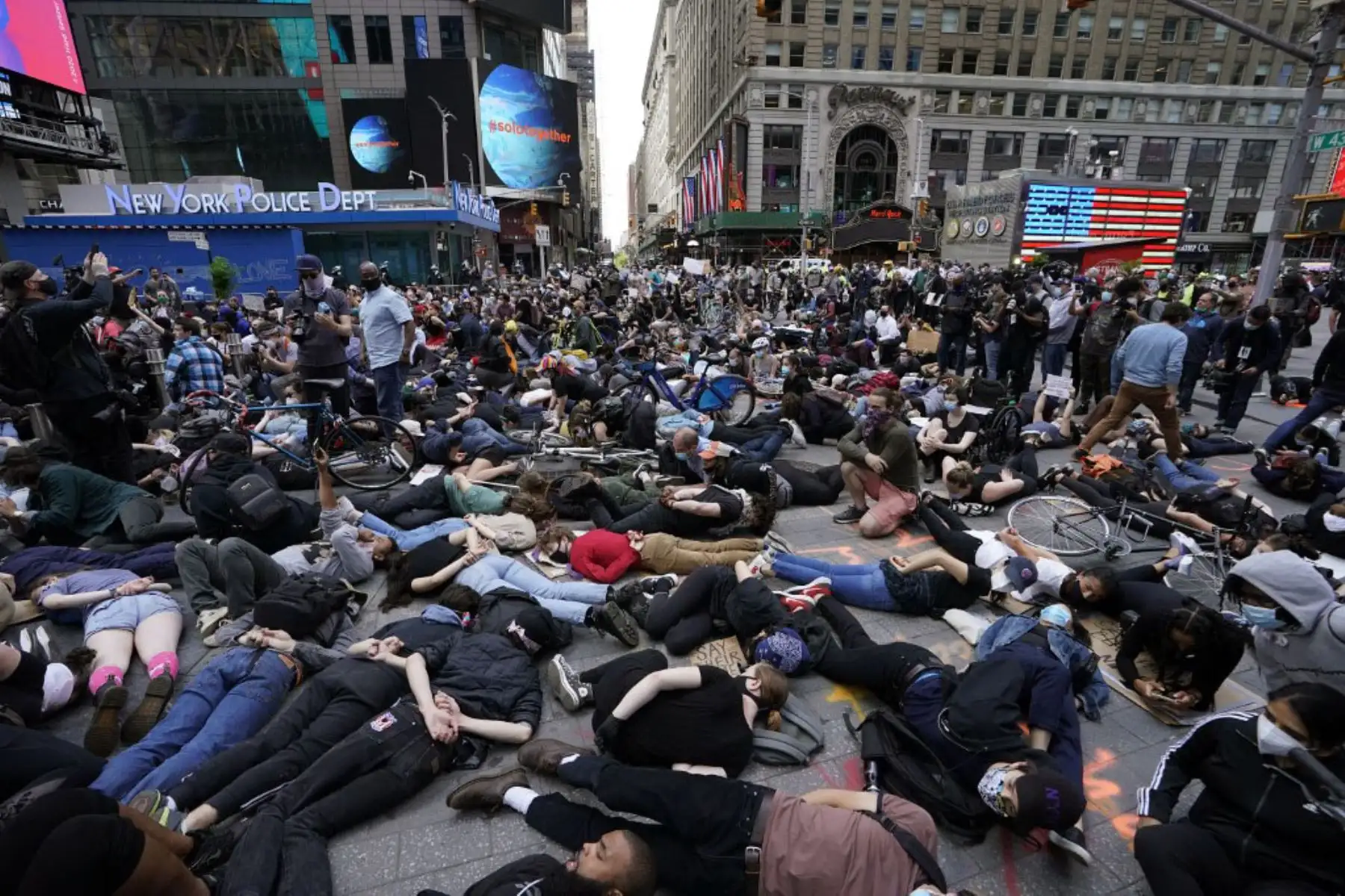 Los manifestantes yacían en el suelo con las manos a la espalda en un llamado a la justicia para George Floyd en Times Square, durante una protesta de "Black Lives Matter".
Foto: AFP