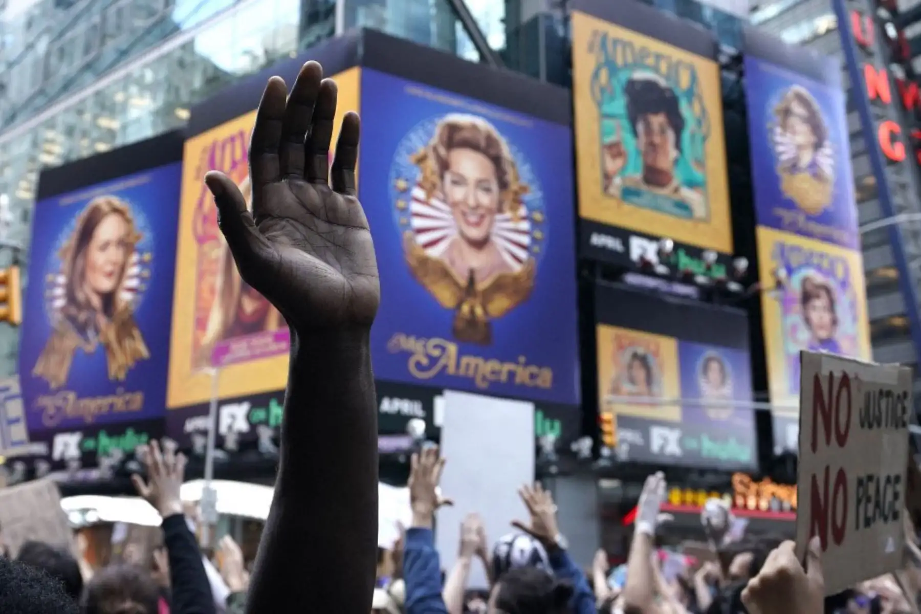 Las manos de un manifestante se ven sobre la multitud en Times Square , durante una protesta de "Black Lives Matter". 
Foto: AFP