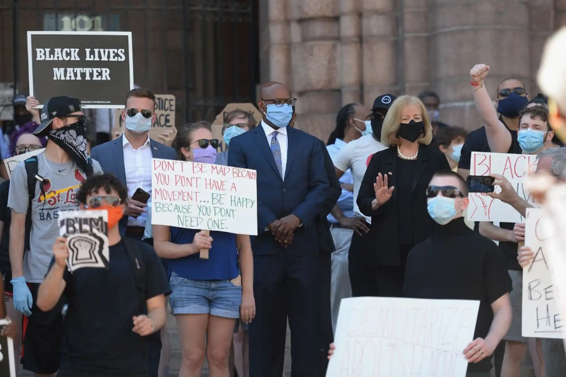 La alcaldesa de la ciudad de St. Louis, Lyda Krewson, se une a los manifestantes mientras se manifiestan contra la brutalidad policial y la muerte de George Floyd frente al Centro de Justicia de la Ciudad de St. Louis y el Ayuntamientoen St Louis, Missouri . 
Foto: AFP