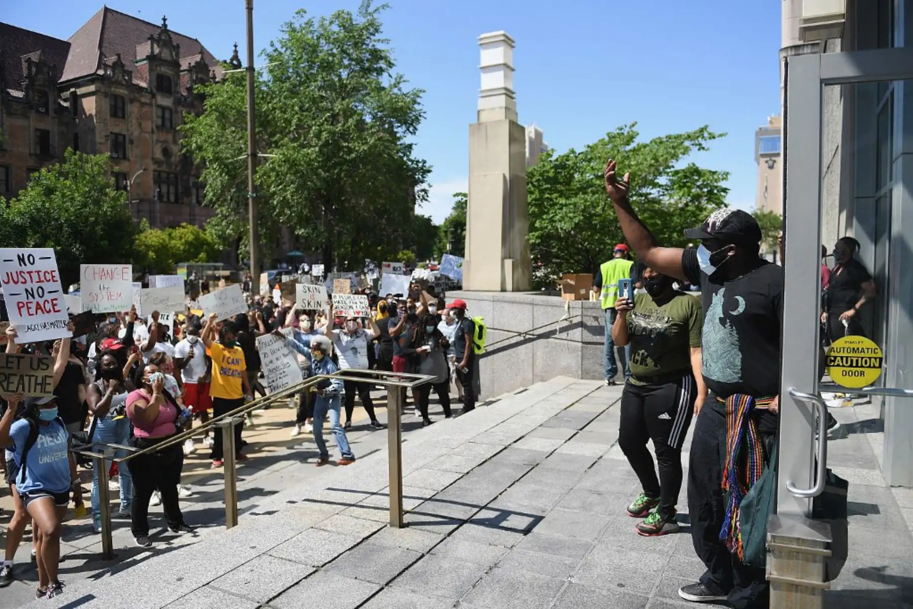 Los manifestantes se manifiestan contra la brutalidad policial y la muerte de George Floyd frente al Centro de Justicia de la Ciudad de St. Louis y el Ayuntamiento en St Louis, Missouri. 
Foto: AFP