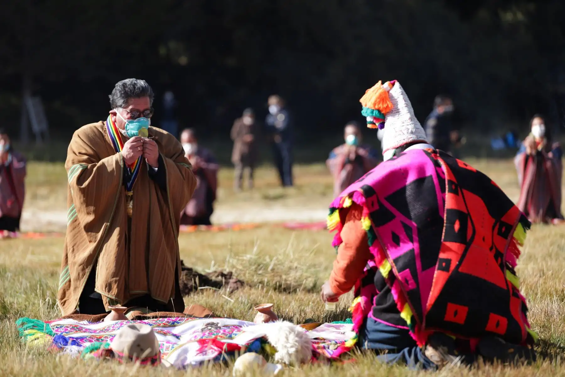 Ritual de ofrenda a la tierra en el complejo arqueológico de Sacsayhuamán.