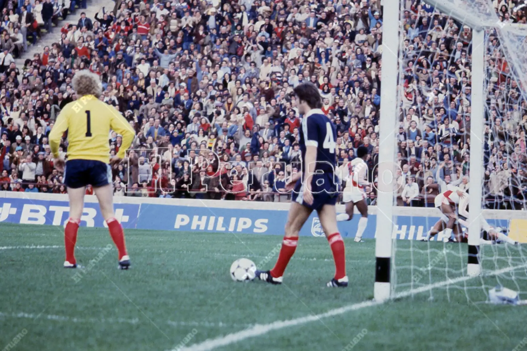 Argentina - 3 junio 1978 / Los jugadores peruanos celebran el gol del empate de César Cueto. Perú venció 3-1 a Escocia por la primera fase del Mundial Argentina 78. 
Foto: Archivo Histórico de El Peruano / Rolando Ángeles
