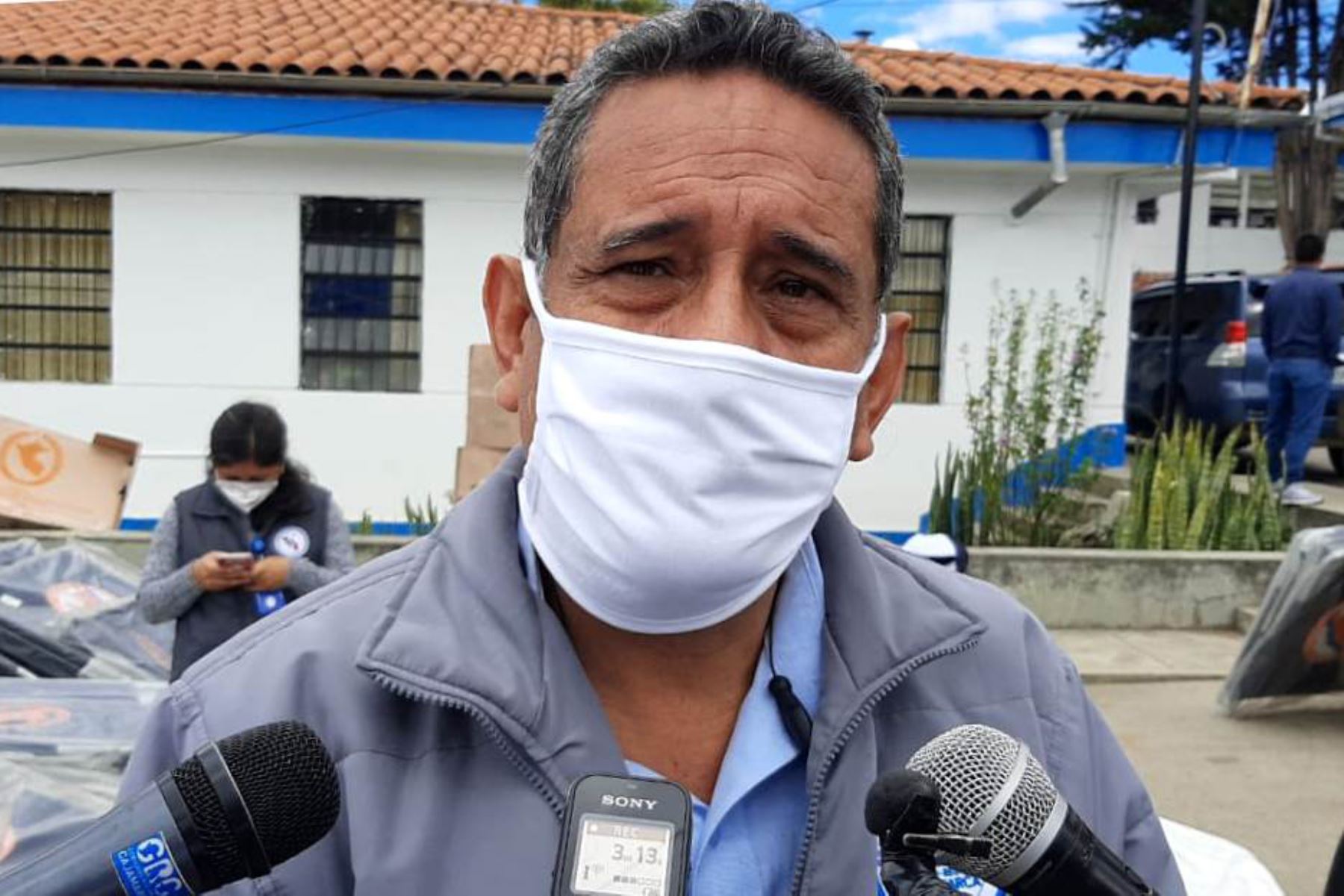 La región Cajamarca contará con mayor número de médicos y otros profesionales de salud especializados para mejorar su capacidad de respuesta hospitalaria frente al aumento de contagios y fallecimientos por coronavirus, gracias a la capacitación que brindará el Ministerio de Salud (Minsa), destacó el gobernador regional Mesías Guevara. ANDINA/Difusión