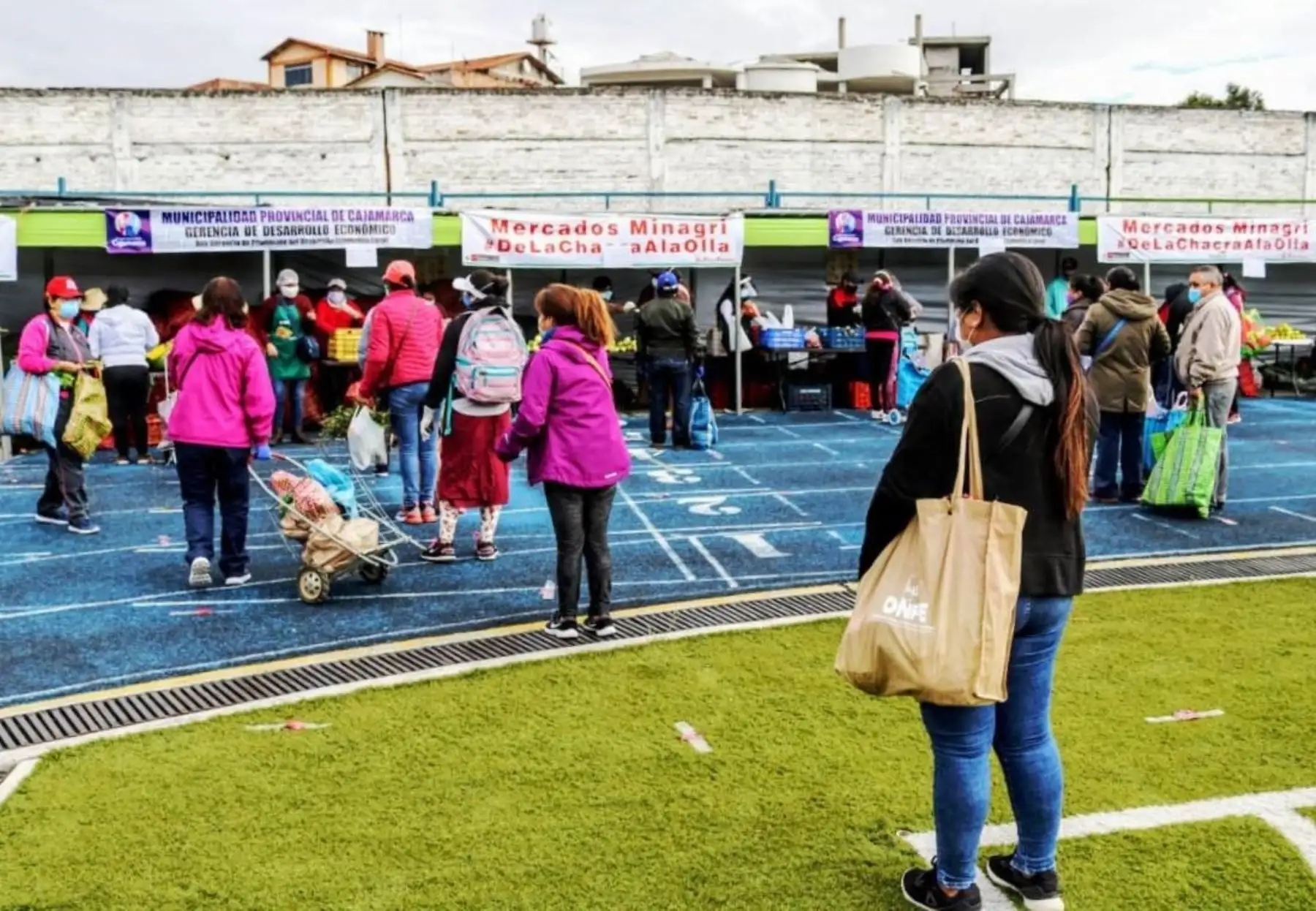 El Ministerio de Agricultura y Riego (Minagri), a través de Agro Rural, anunció que ocho departamentos superaron las metas establecidas en la ejecución de los mercados itinerantes, iniciativa llevada a cabo a escala nacional ante el estado de emergencia. ANDINA/Difusión