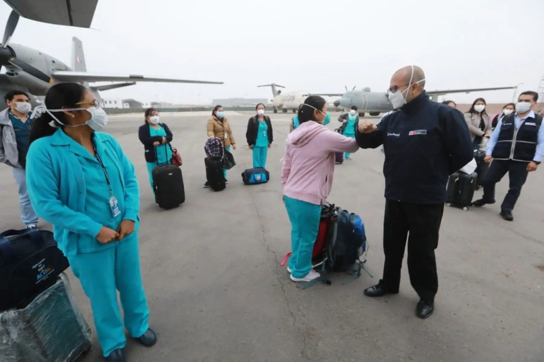 Ministro de Salud, Víctor Zamora despide al equipo de 25 profesionales de la salud, entre médicos y enfermeros, que viaja rumbo a Piura para apoyar en la lucha contra el coronavirus en la región.
Foto: MINSA
