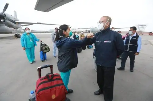 El ministro de Salud, Víctor Zamora, supervisó esta mañana la partida de un grupo de profesionales hacia la región Piura, integrado por 25 personas quienes se sumarán al combate que se libra en esa región contra el covid-19.ANDINA/Difusión