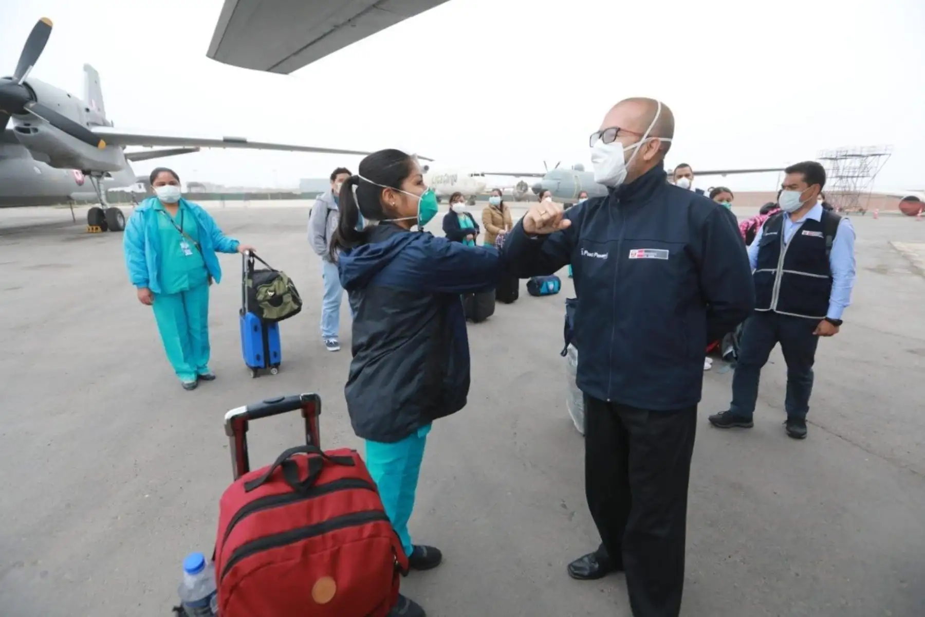 El ministro de Salud, Víctor Zamora, supervisó esta mañana la partida de un grupo de profesionales hacia la región Piura, integrado por 25 personas quienes se sumarán al combate que se libra en esa región contra el covid-19.ANDINA/Difusión