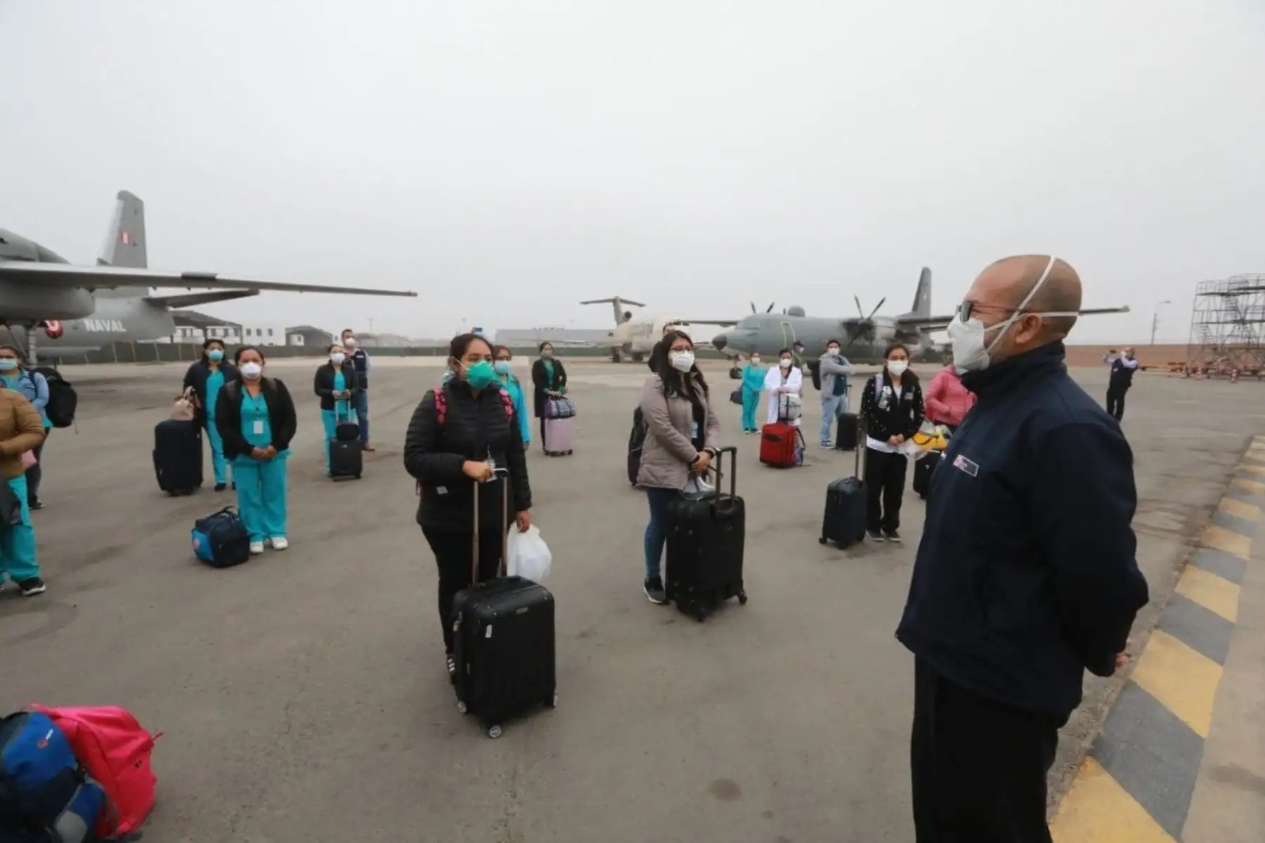 Ministro de Salud, Víctor Zamora despide al equipo de 25 profesionales de la salud, entre médicos y enfermeros, que viaja rumbo a Piura para apoyar en la lucha contra el coronavirus en la región.
Foto: MINSA