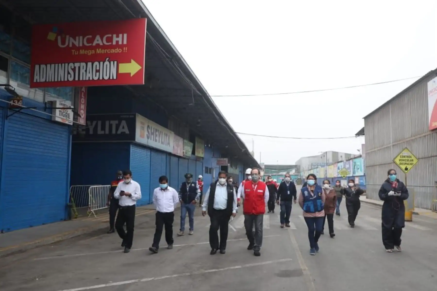 Viceministro de Mype e Industria, José Salardi supervisa las instalaciones del mercado San Pedro de Unicachi en Comas, a fin de verificar el cumplimiento de medidas de bioseguridad para su reapertura al público.
Foto: PRODUCE