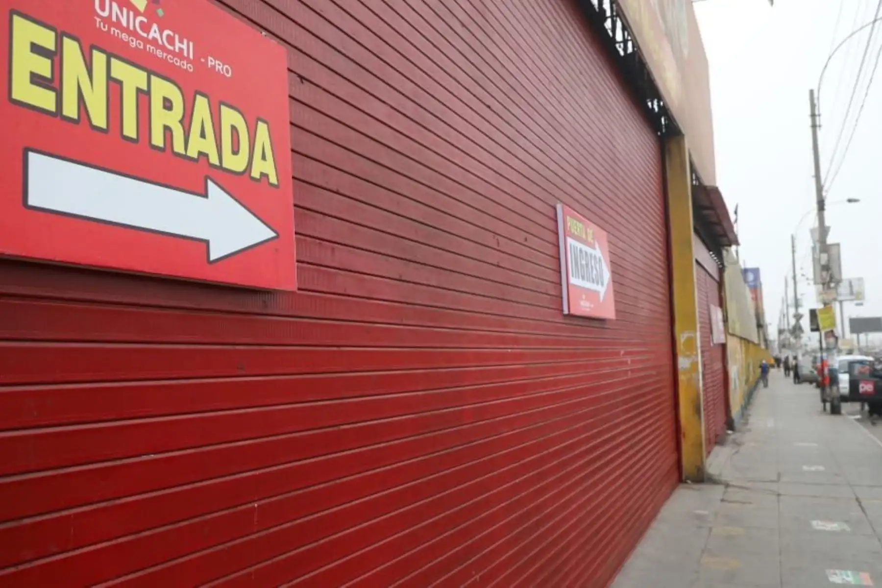 Viceministro de Mype e Industria, José Salardi supervisa las instalaciones del mercado San Pedro de Unicachi en Comas, a fin de verificar el cumplimiento de medidas de bioseguridad para su reapertura al público.
Foto: PRODUCE