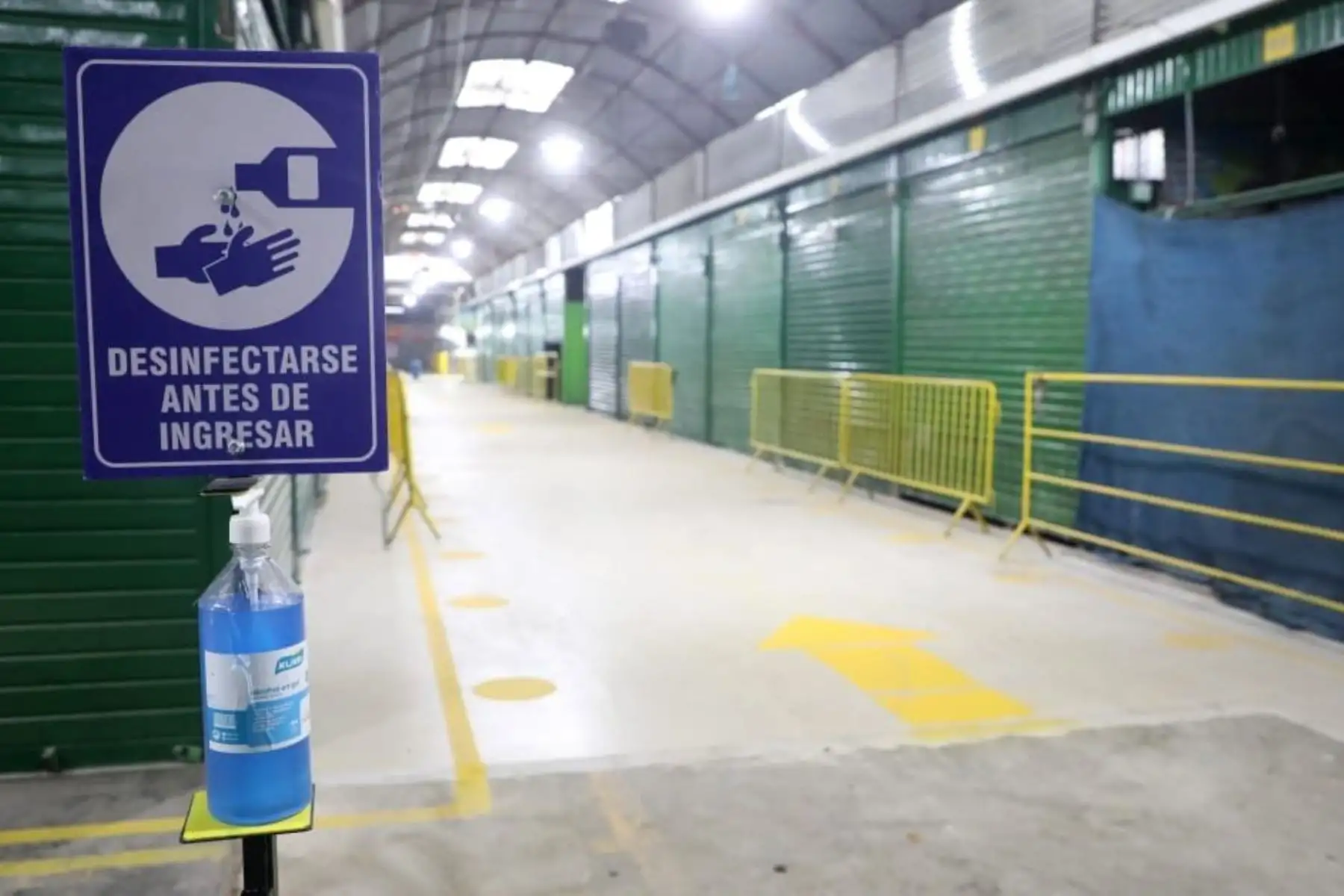 Viceministro de Mype e Industria, José Salardi supervisa las instalaciones del mercado San Pedro de Unicachi en Comas, a fin de verificar el cumplimiento de medidas de bioseguridad para su reapertura al público.
Foto: PRODUCE