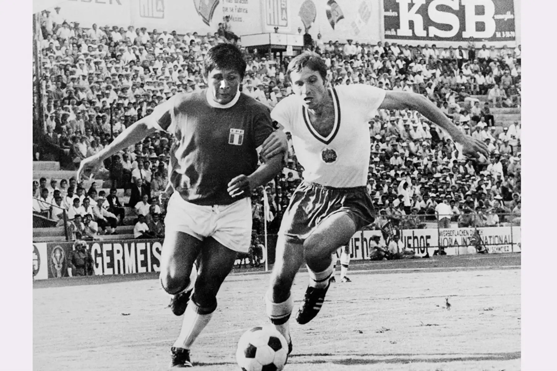 Lima - 2 junio 1970 / El delantero peruano Hugo Sotil disputa el balón con el defensor búlgaro Ivan Davidov durante el encuentro entre Perú y Bulgaria por el grupo 4 del Mundial México 70. Los peruanos vencieron por 3-2. Foto: AFP