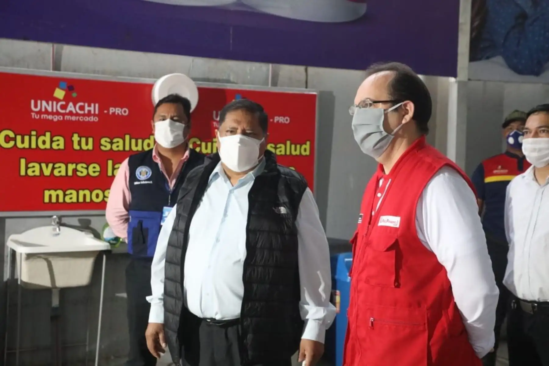 Produce anuncia la reapertura del mercado San Pedro de Unicachi que concentra a más de 100 comerciantes cumpliendo con las disposiciones de orden, limpieza, seguridad y salubridad, para evitar al coronavirus.
Foto:PRODUCE