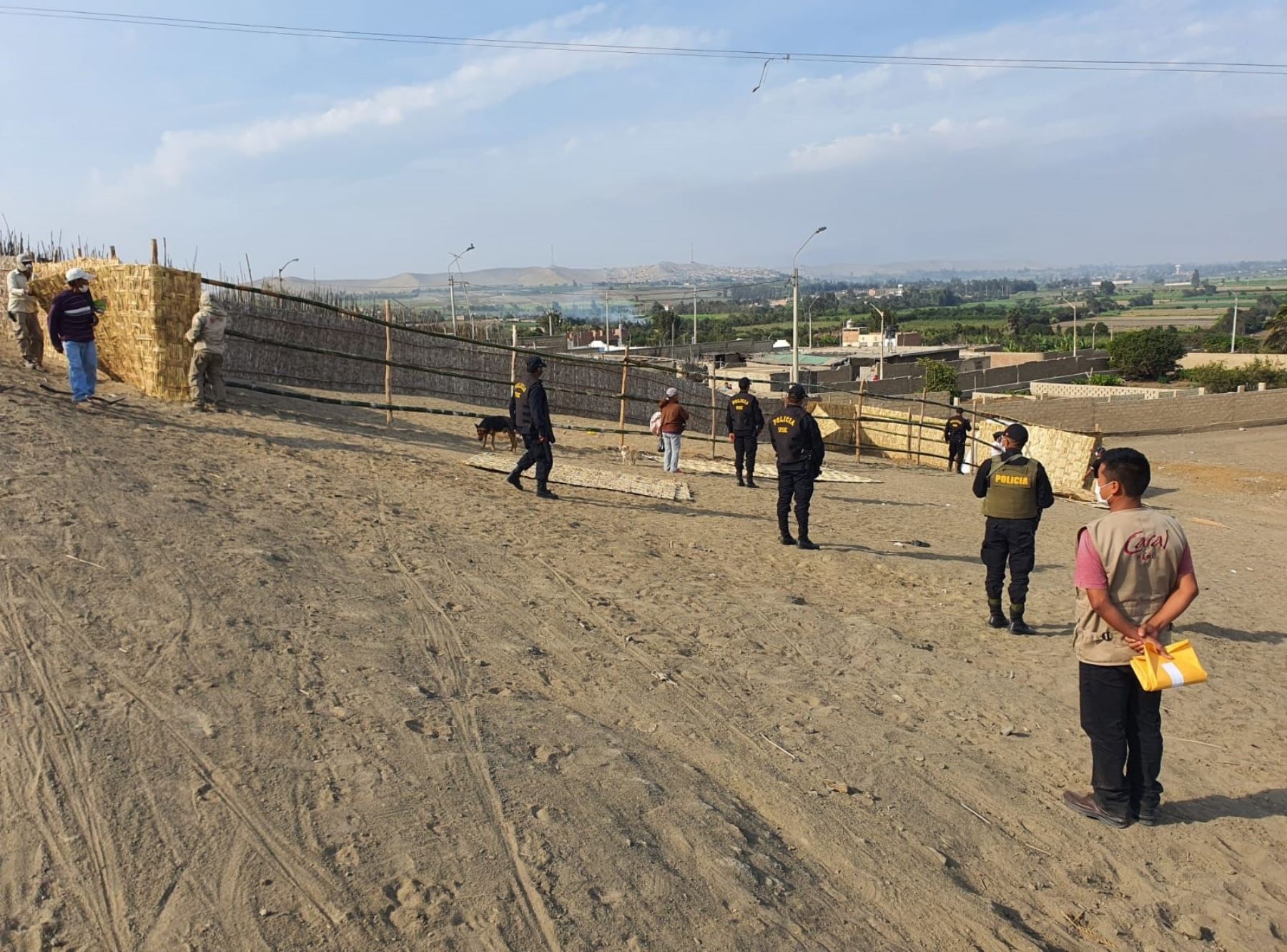 Autoridades desalojan a personas que invadieron el sitio arqueológico Vichama, ubicado en el distrito de Végueta, provincia limeña de Huaura. ANDINA/Difusión