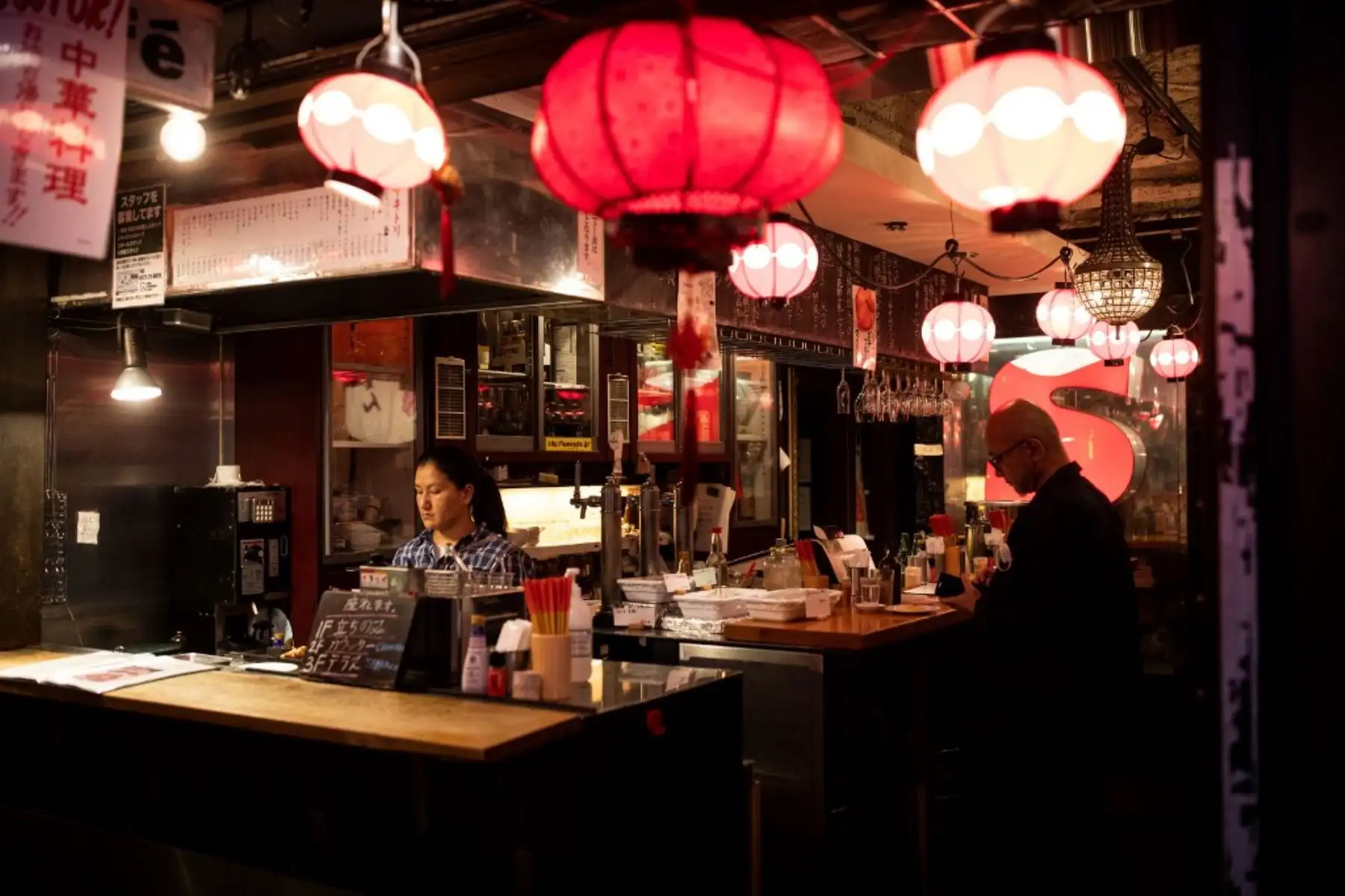 Un hombre se sienta en un bar en Tokio, después de que el gobierno japonés levantó un estado de emergencia debido al coronavirus COVID-19. Foto: AFP