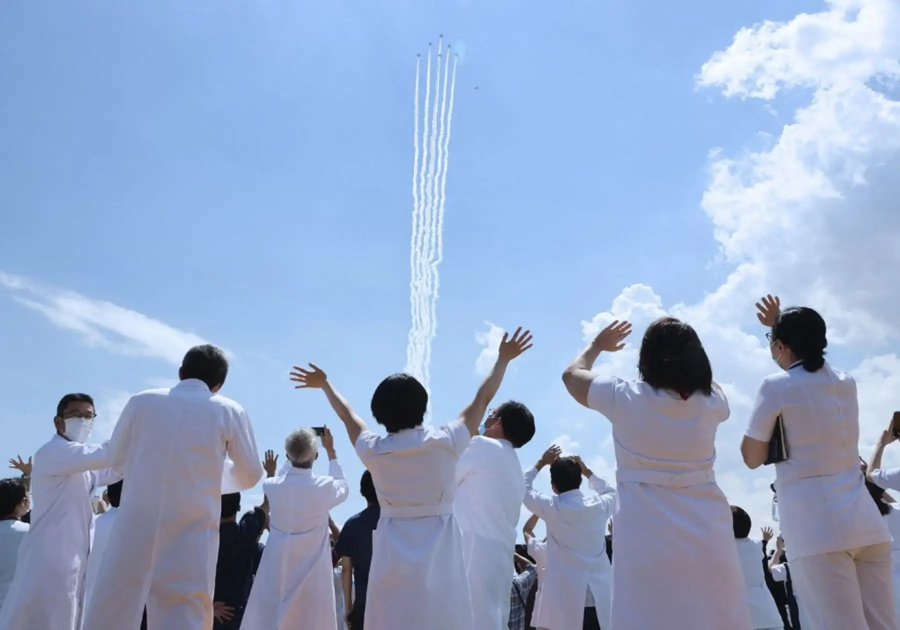 El equipo de demostración acrobática Blue Impulse de la Fuerza de Autodefensa Aérea de Japón sobrevuela el Hospital Central de las Fuerzas de Autodefensa en el distrito Setagaya de Tokio. Foto: AFP